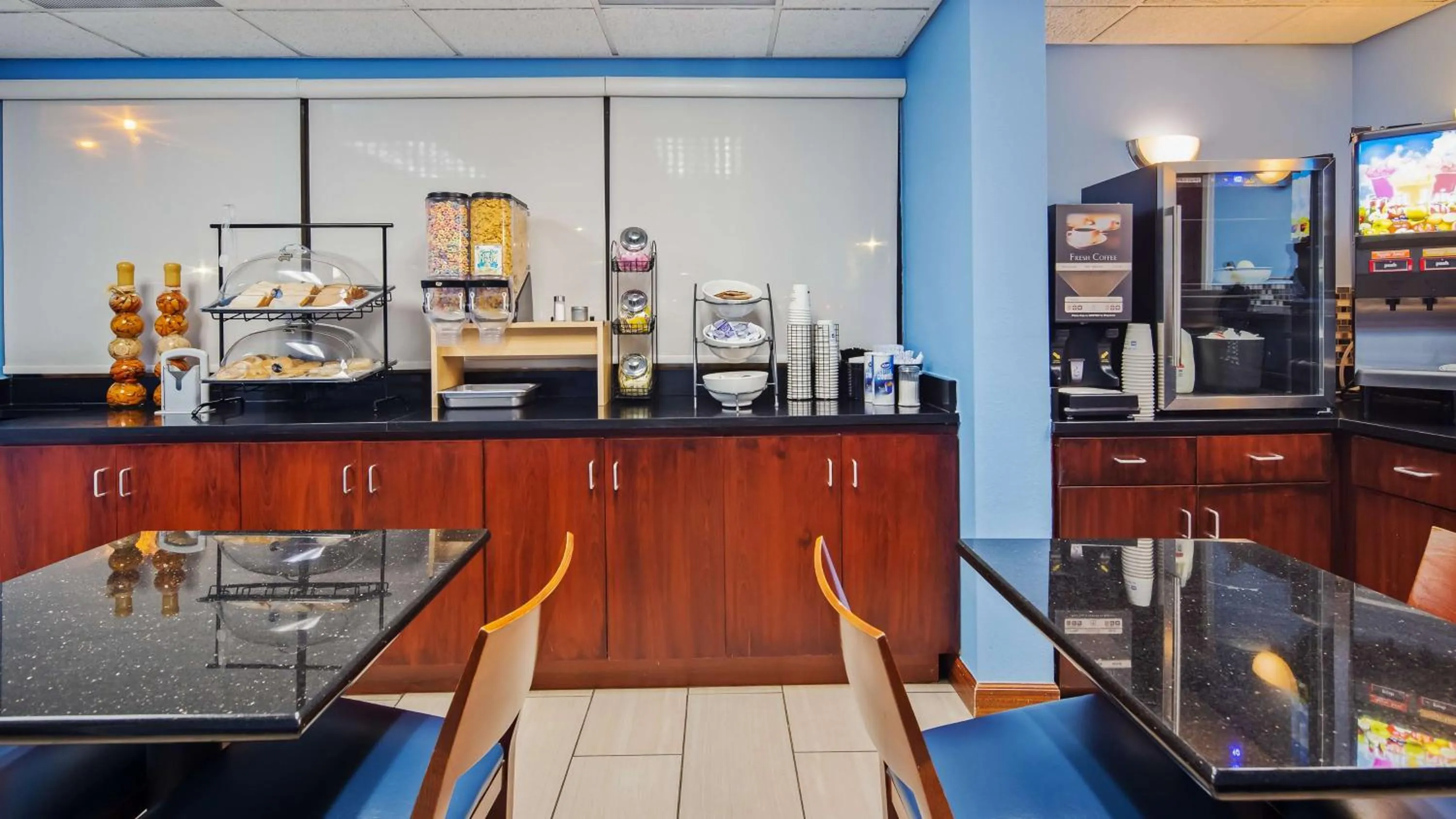 Restaurant/places to eat in SureStay Hotel by Best Western Lenoir City