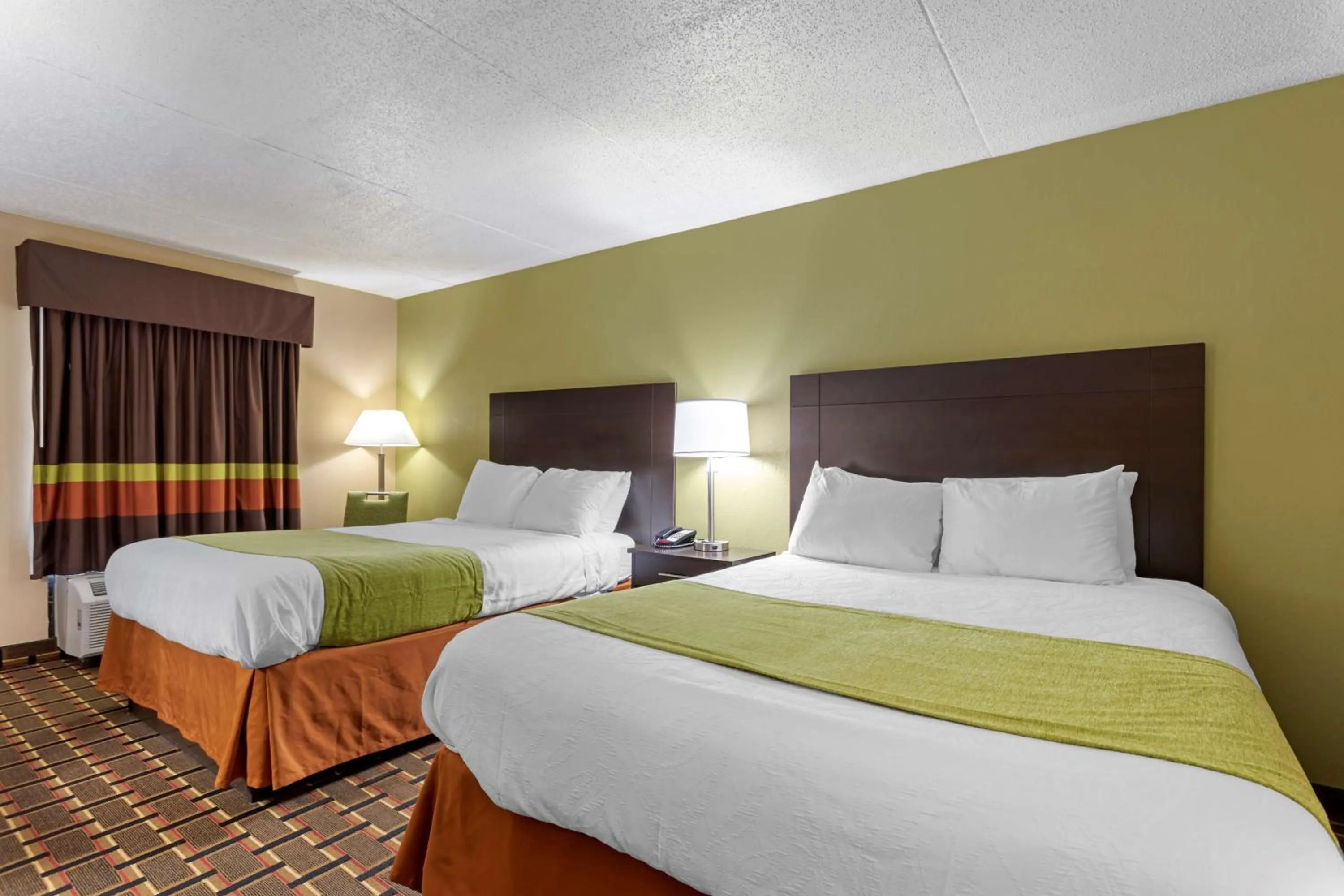 Photo of the whole room, Bed in SureStay Hotel by Best Western Lenoir City