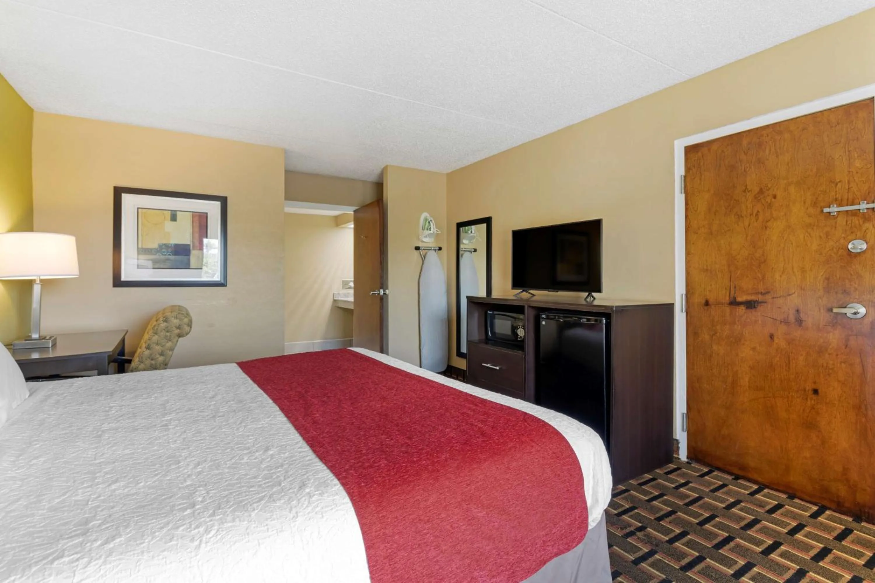 Photo of the whole room, Bed in SureStay Hotel by Best Western Lenoir City