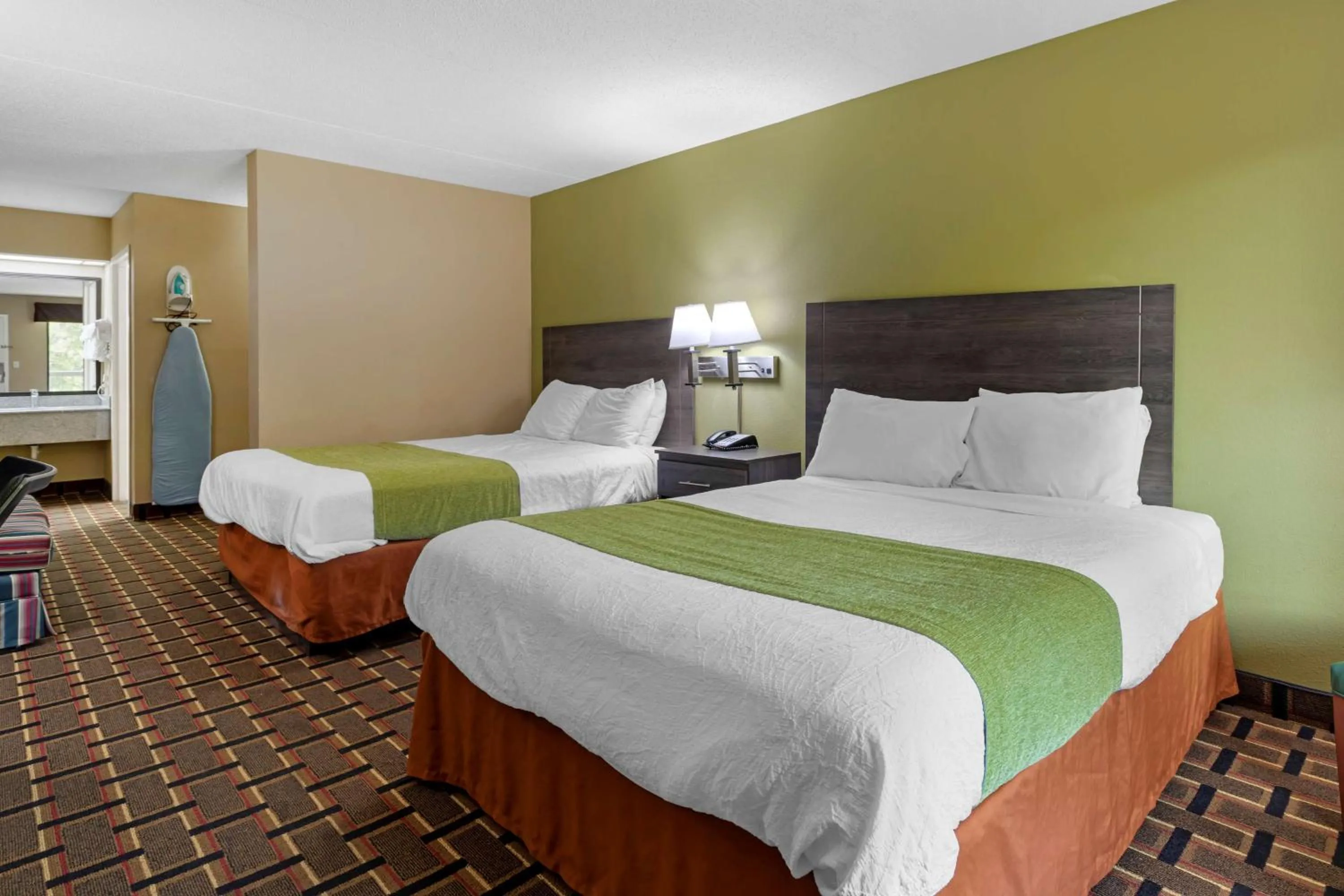Photo of the whole room, Bed in SureStay Hotel by Best Western Lenoir City