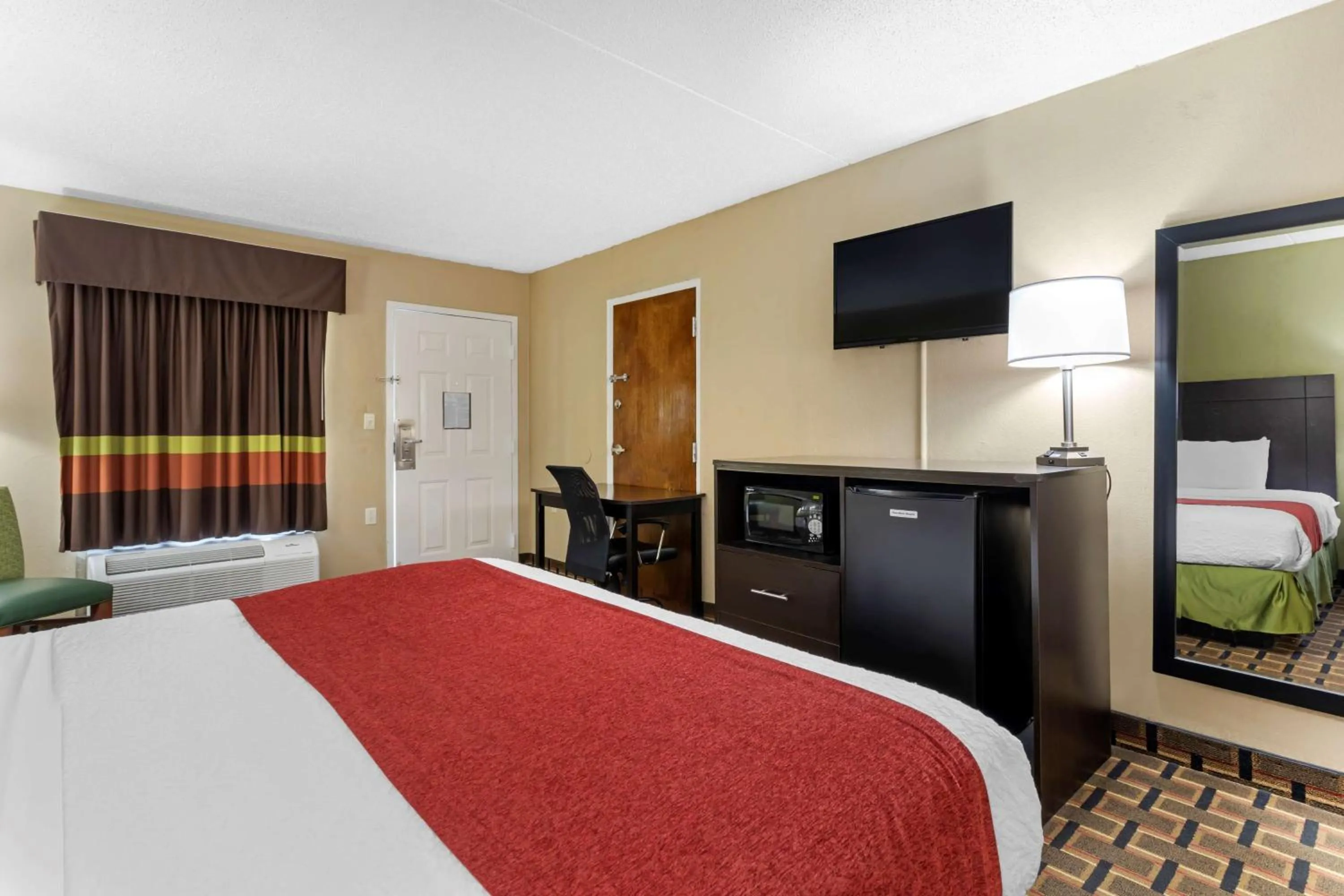 Photo of the whole room, Bed in SureStay Hotel by Best Western Lenoir City