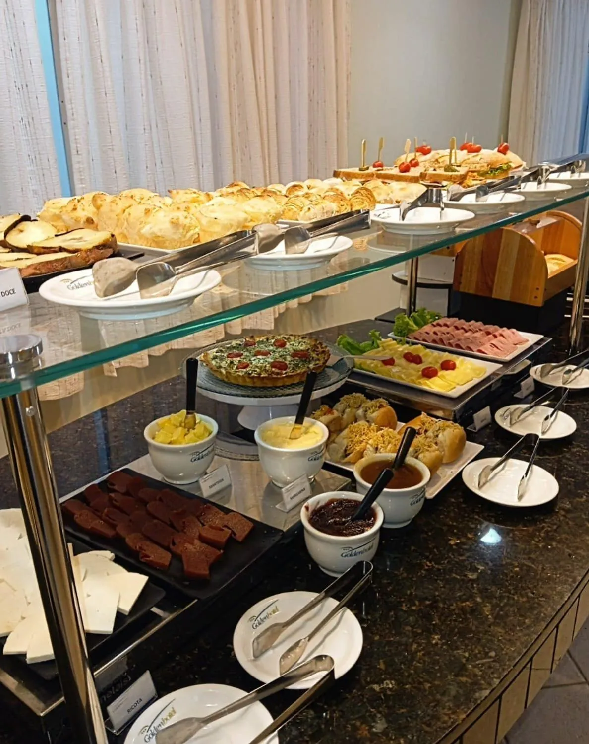 Breakfast in Golden Hotel - O MAIS CENTRAL - Pet Friendly