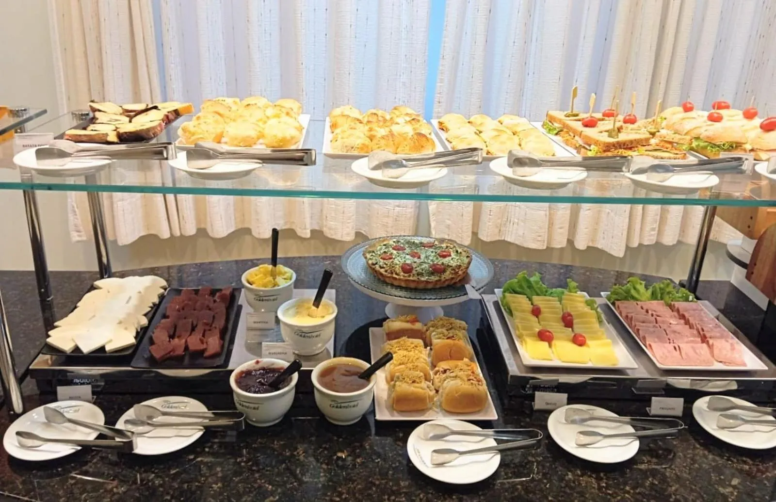 Breakfast in Golden Hotel - O MAIS CENTRAL - Pet Friendly