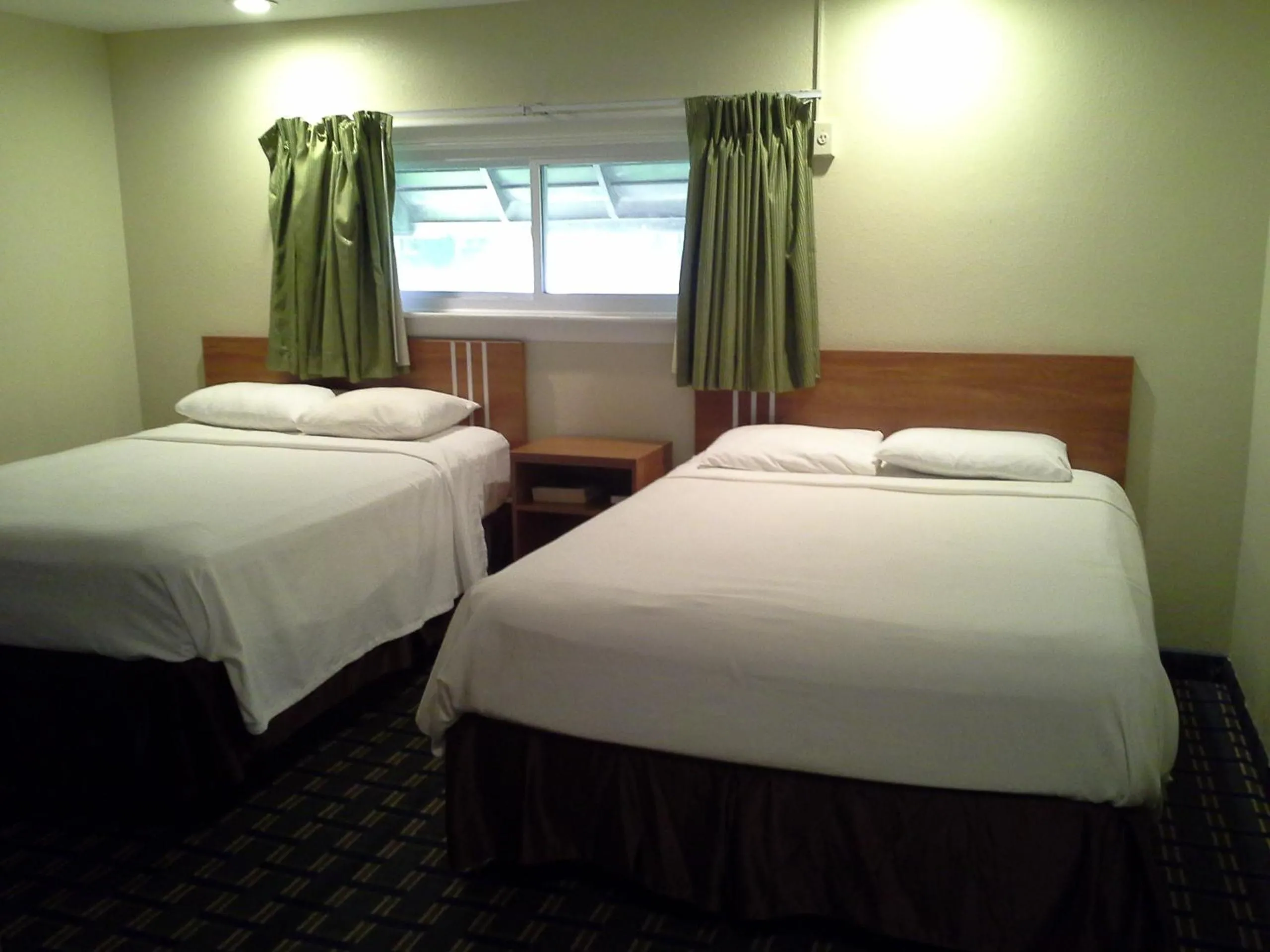Bed in Economy Inn Tonawanda