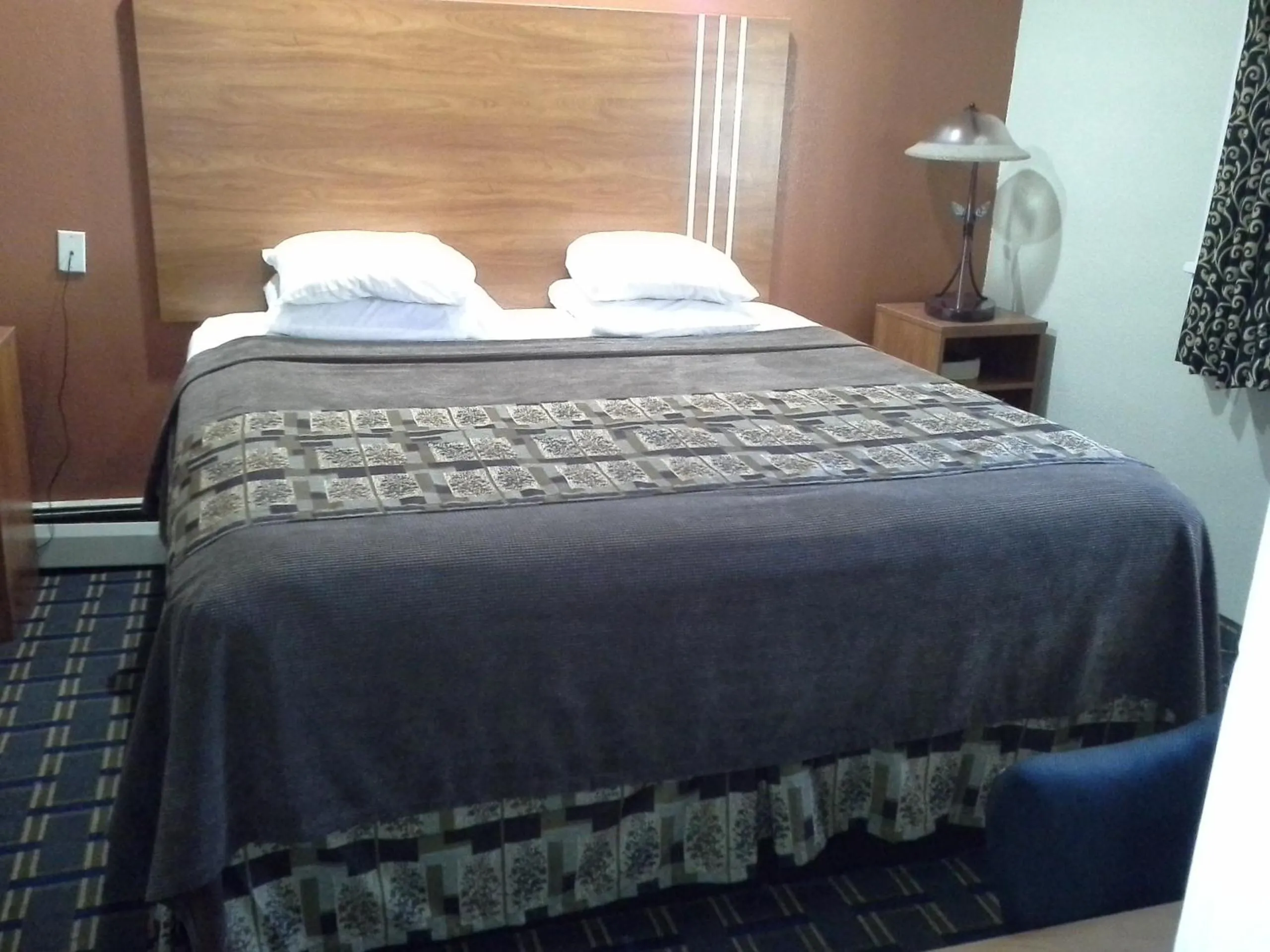 Bed in Economy Inn Tonawanda