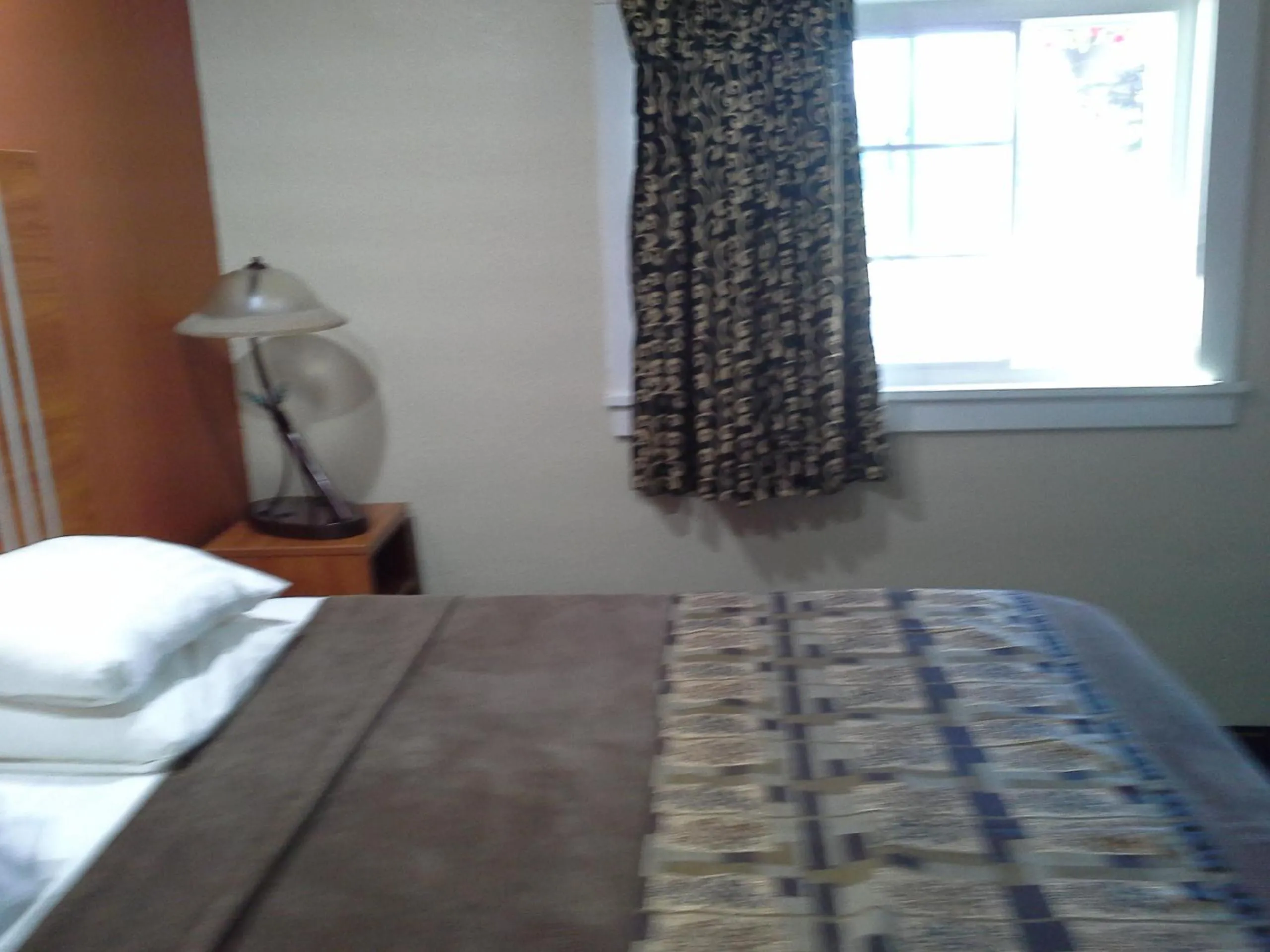 Bed in Economy Inn Tonawanda
