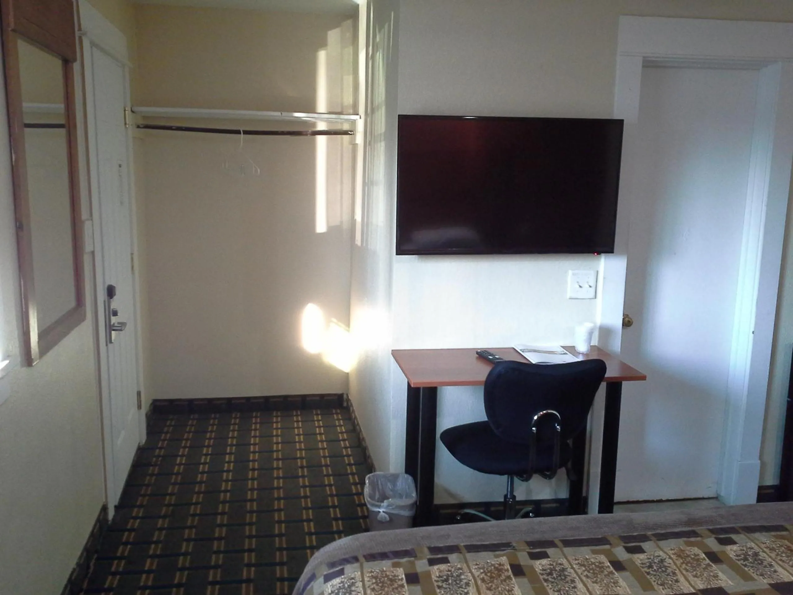 Bed in Economy Inn Tonawanda