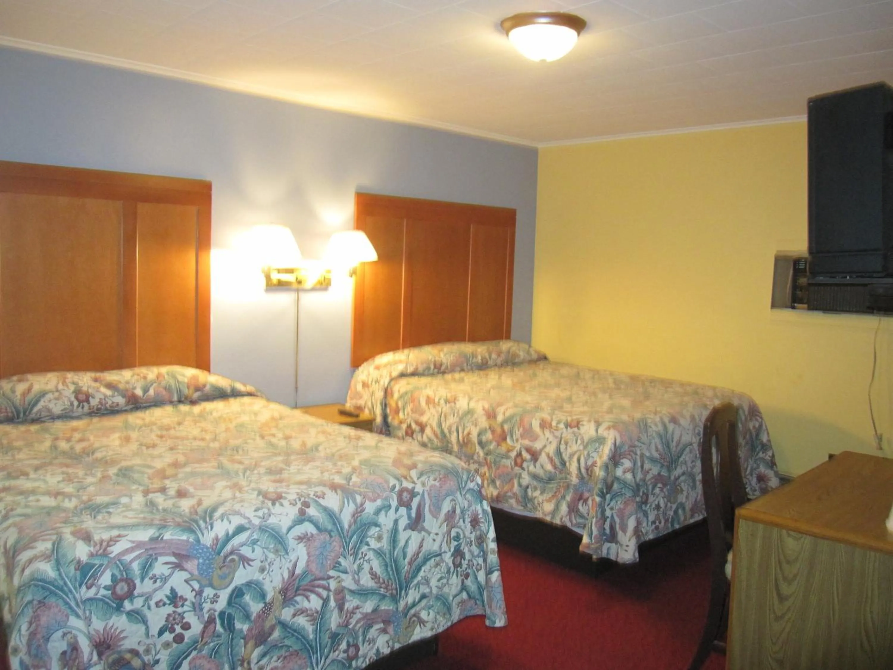 Photo of the whole room, Bed in Economy Inn Tonawanda