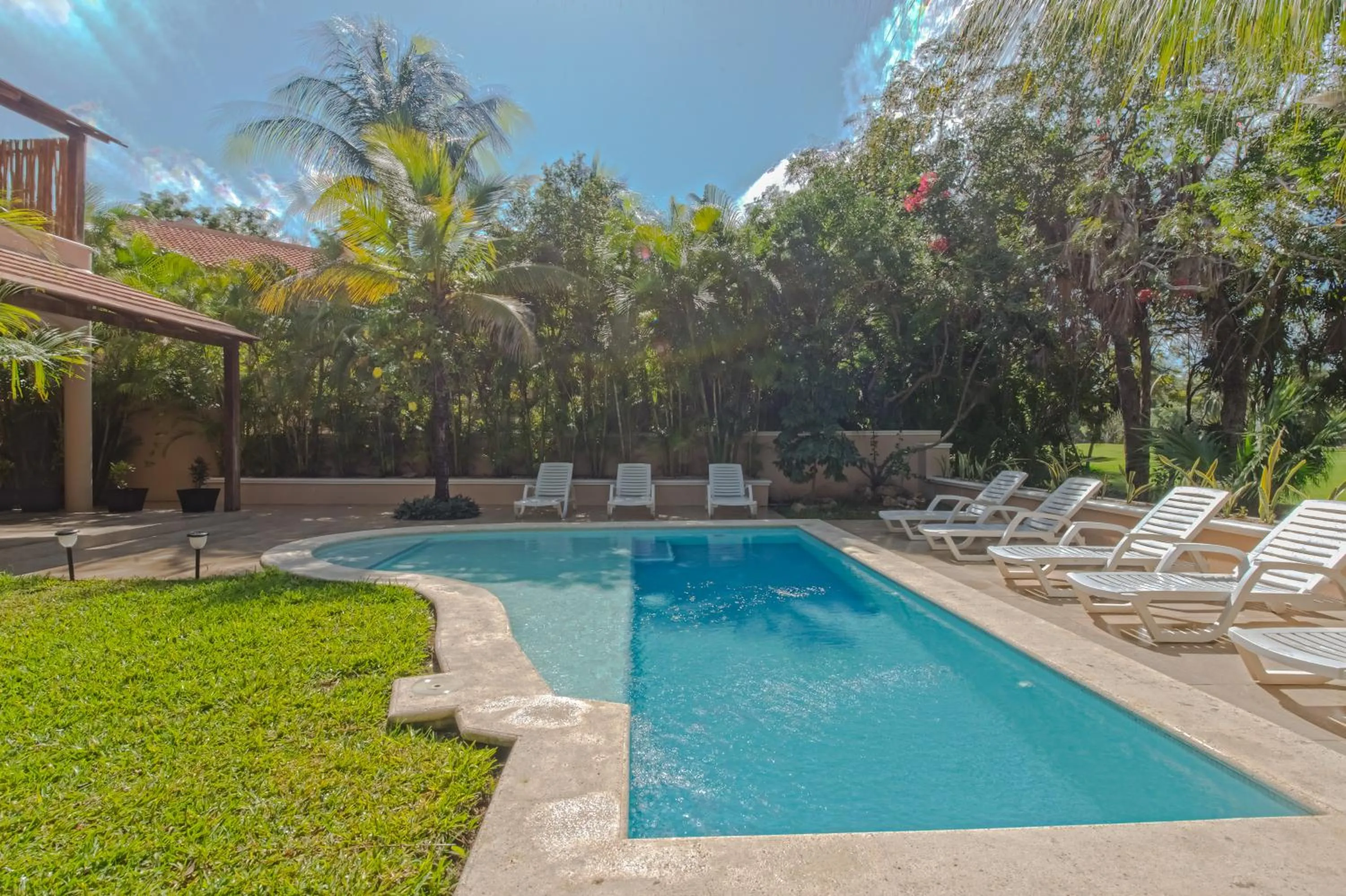 Swimming pool in Villas Picalu Studios & Suites