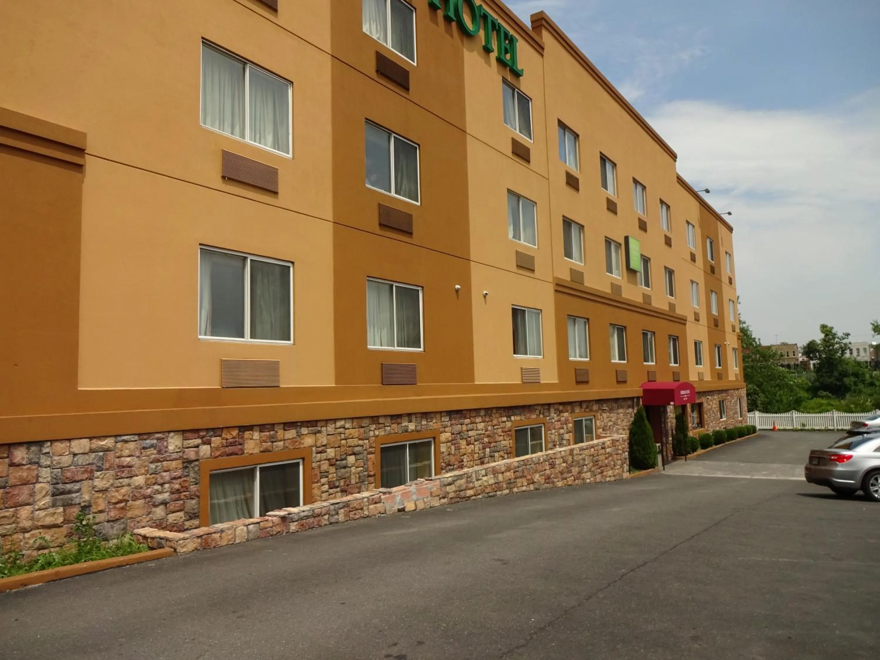 Facade/entrance in Sheridan Hotel