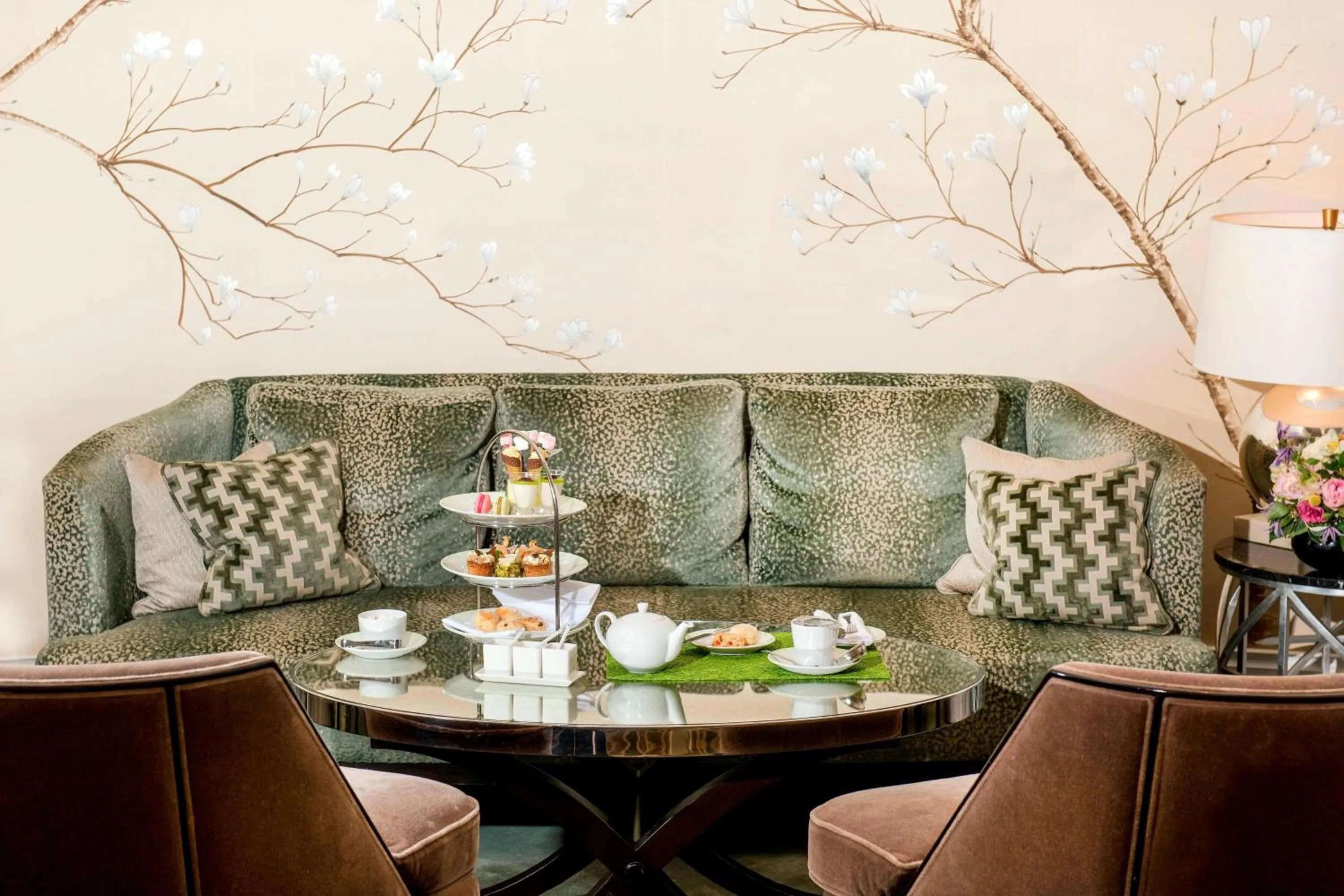 Lounge or bar in The Park Tower Knightsbridge, a Luxury Collection Hotel, London