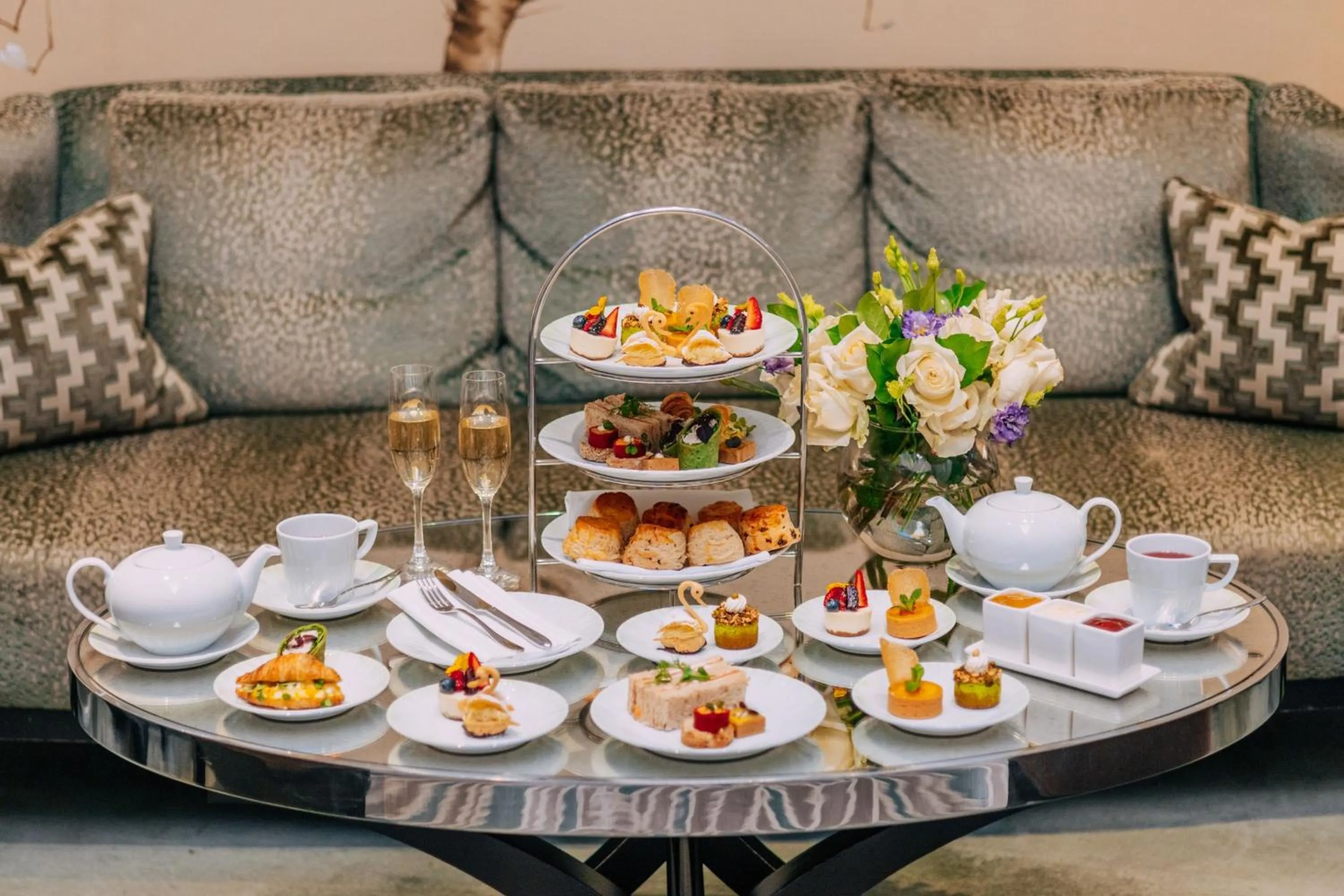 Lounge or bar in The Park Tower Knightsbridge, a Luxury Collection Hotel, London