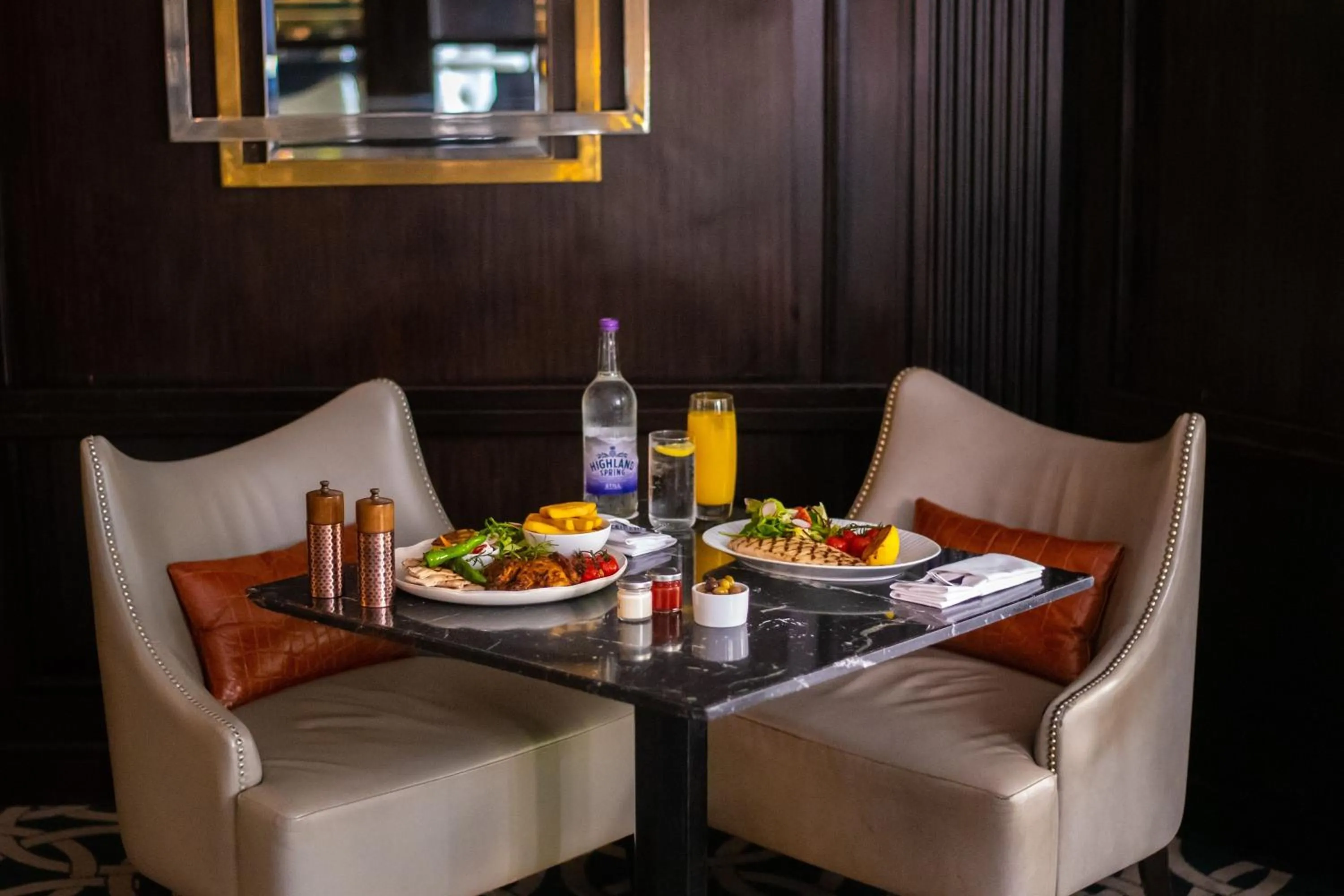 Lounge or bar in The Park Tower Knightsbridge, a Luxury Collection Hotel, London