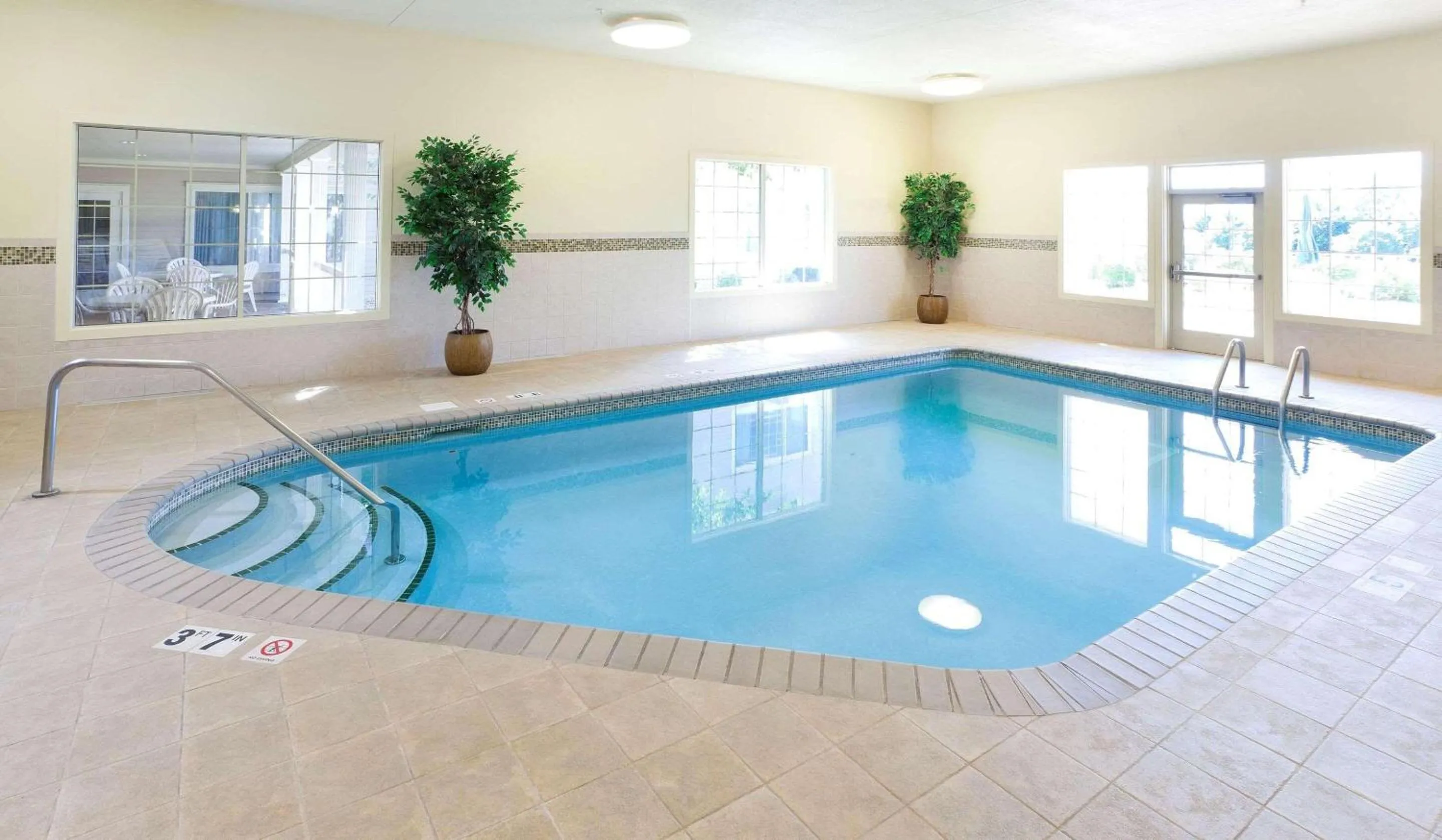 Swimming pool in Country Inn & Suites by Radisson, Chanhassen, MN
