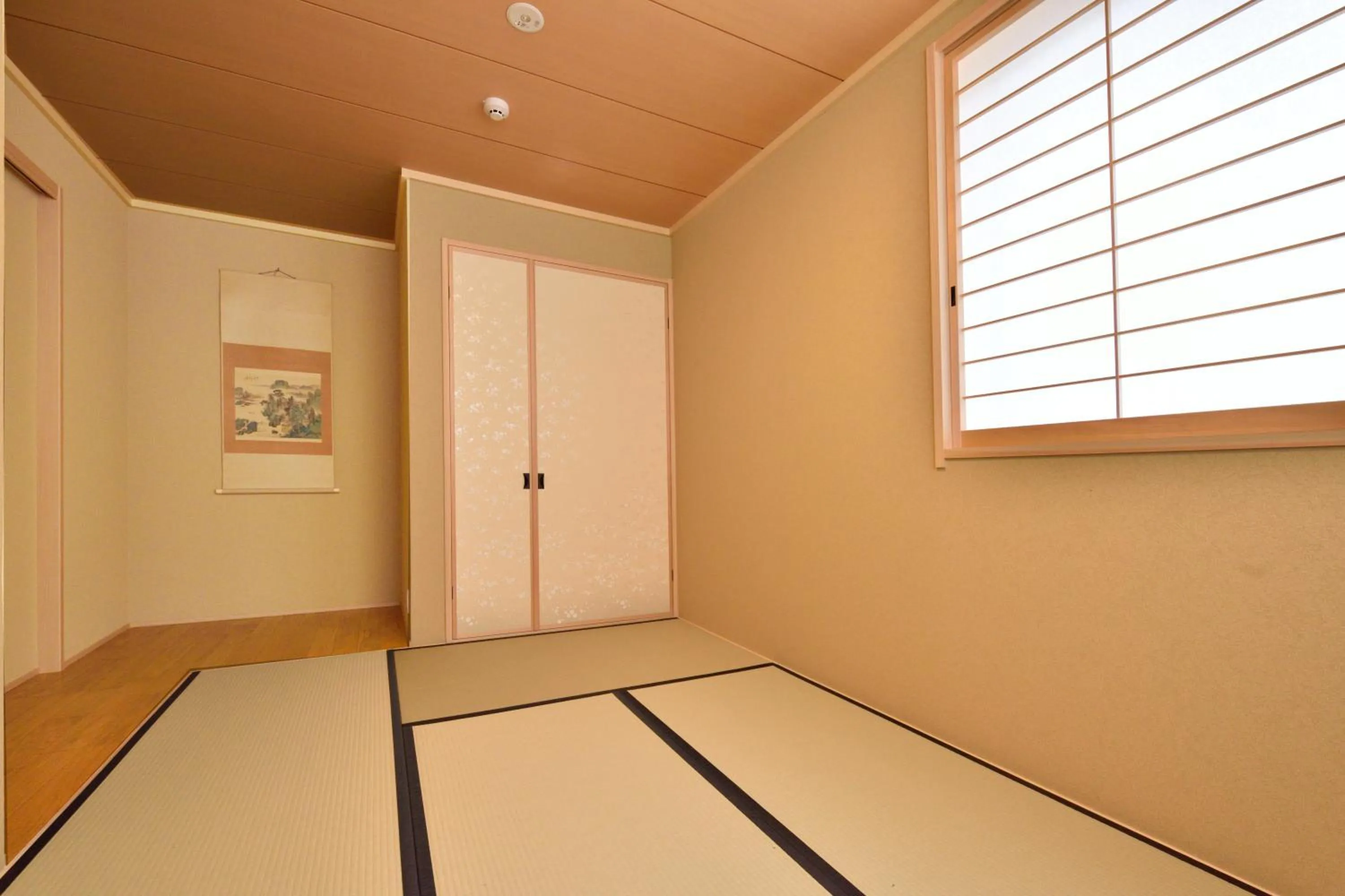 Photo of the whole room in ShukuShuku