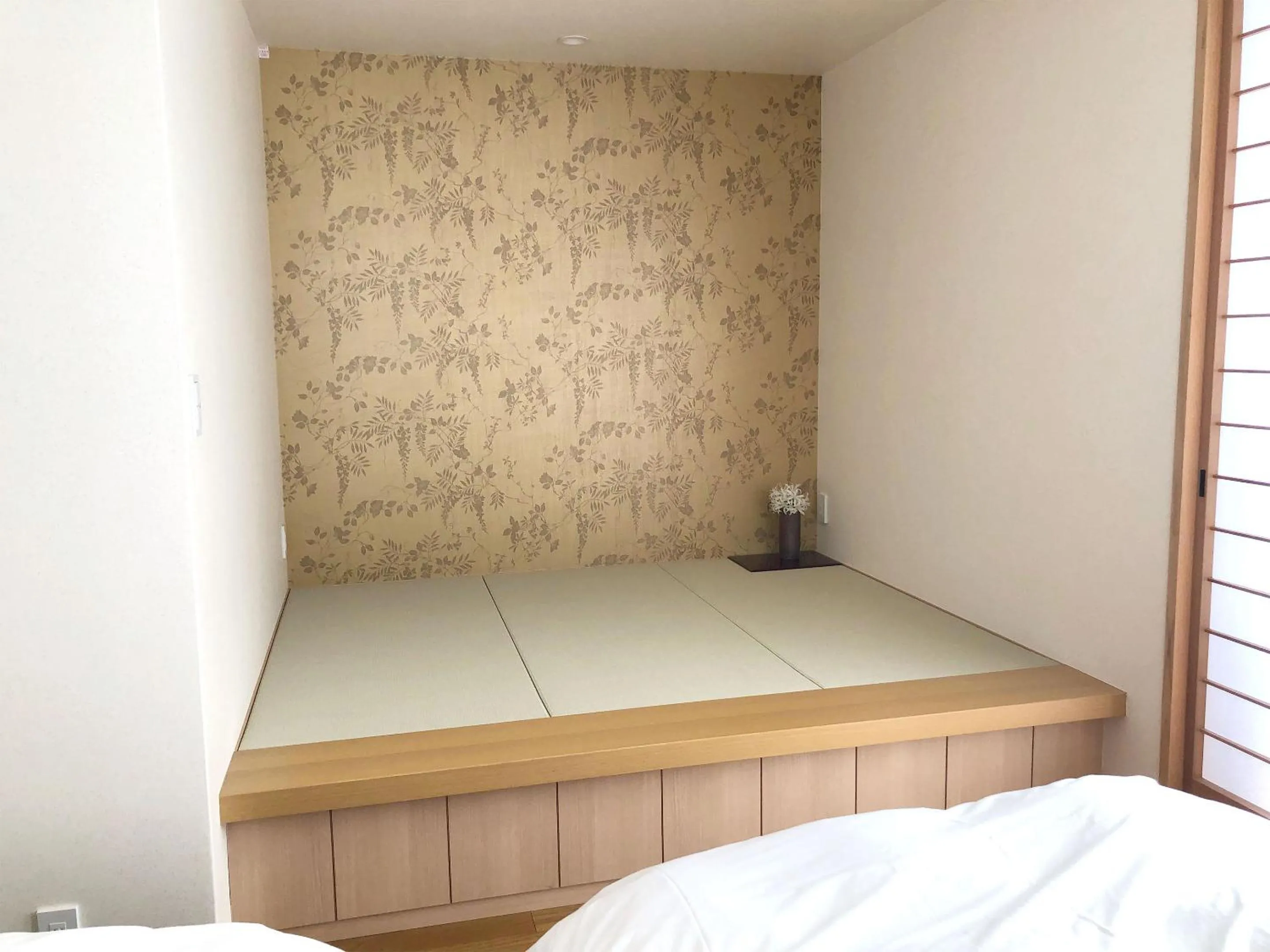 Photo of the whole room, Bed in ShukuShuku