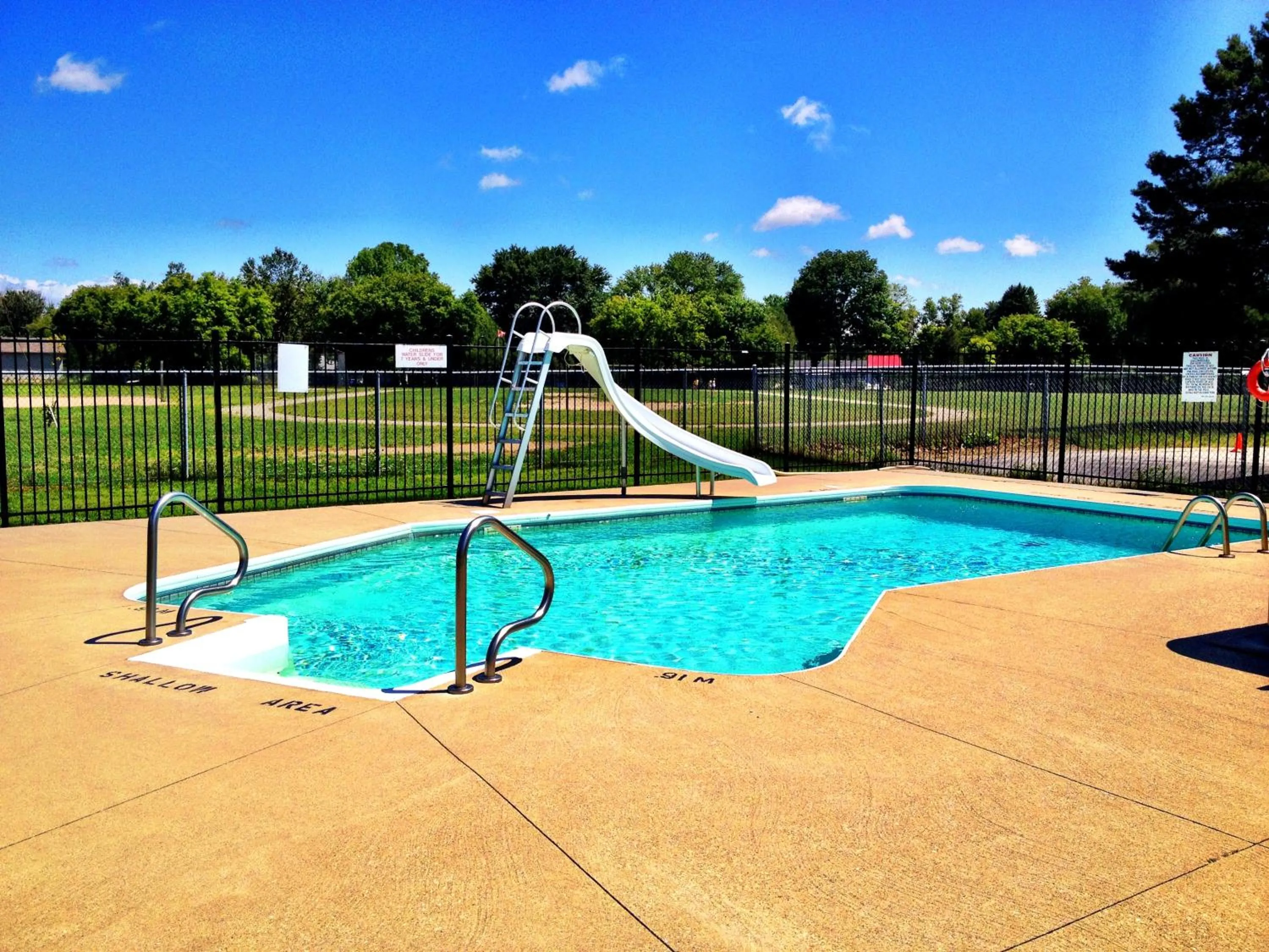 Swimming pool in Angus Inn Motel