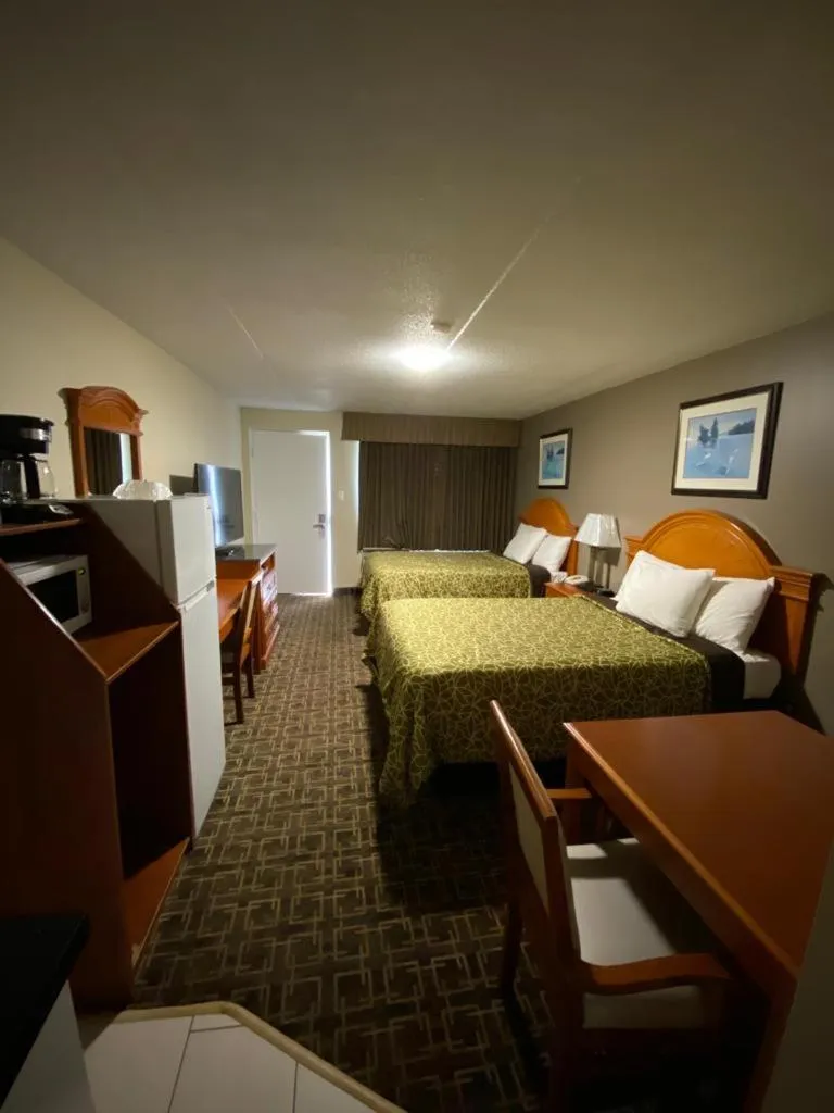 Bed in Angus Inn Motel