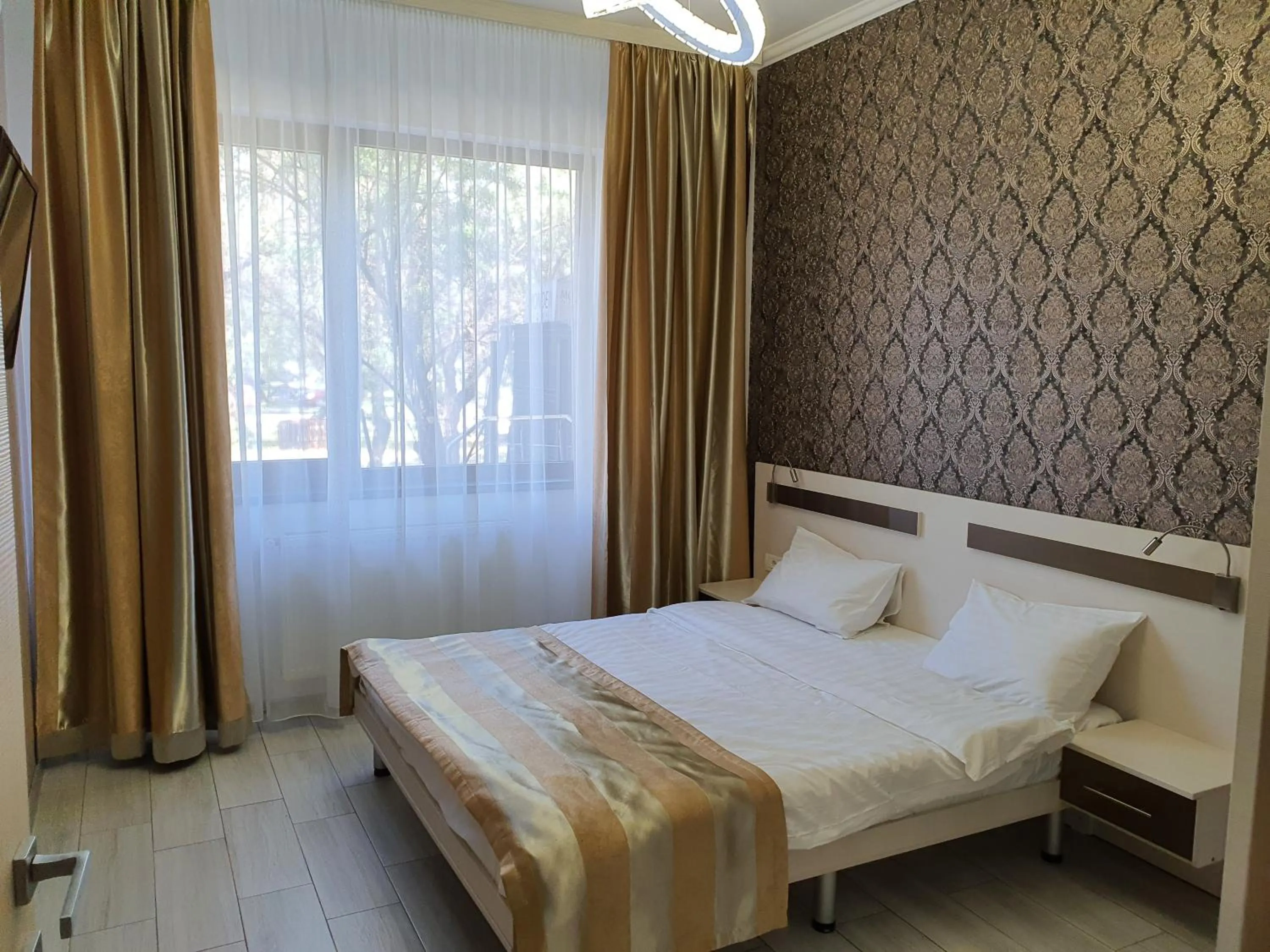 Bedroom, Bed in Lotus 7 Silver