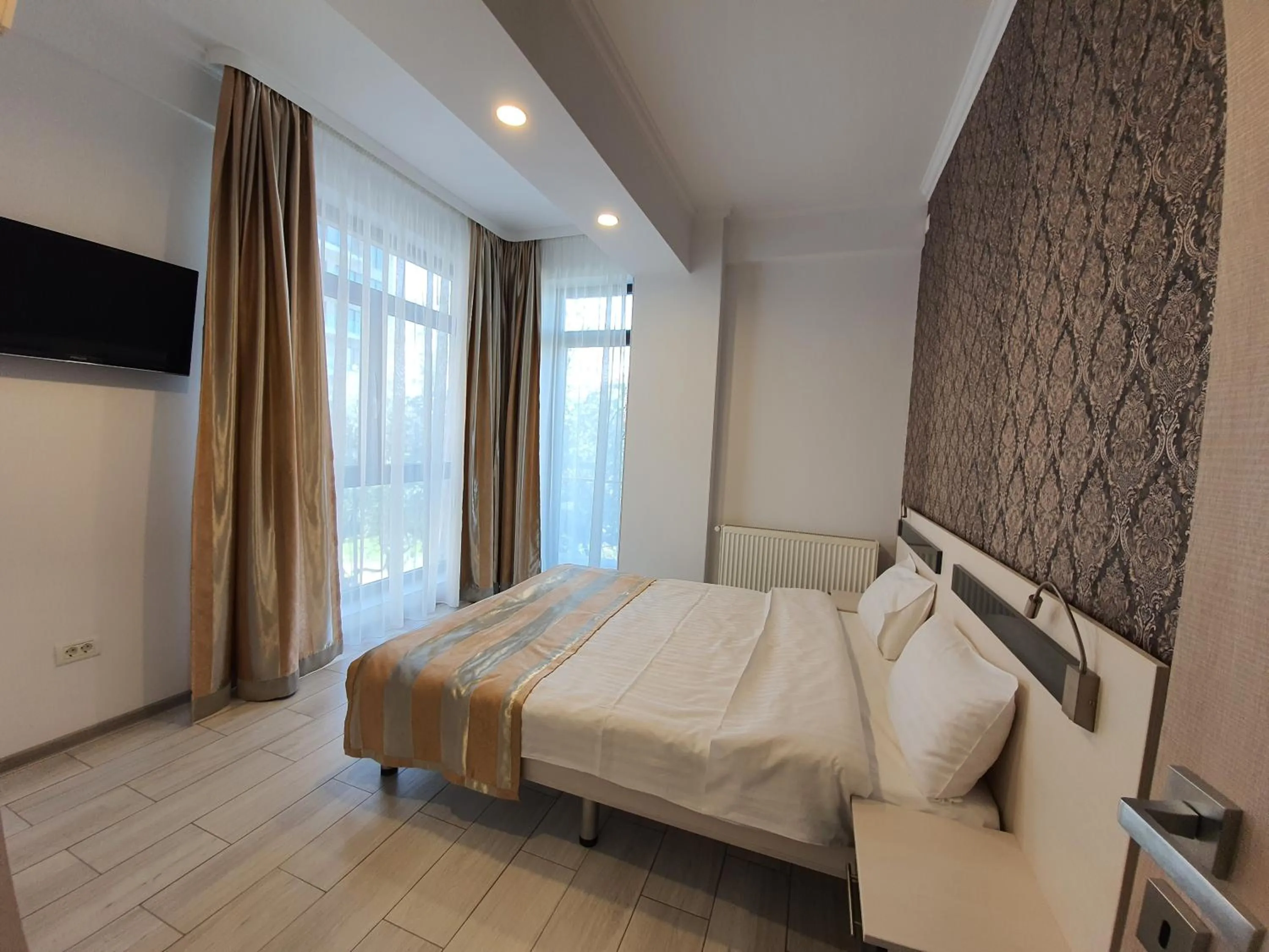 Bedroom, Bed in Lotus 7 Silver