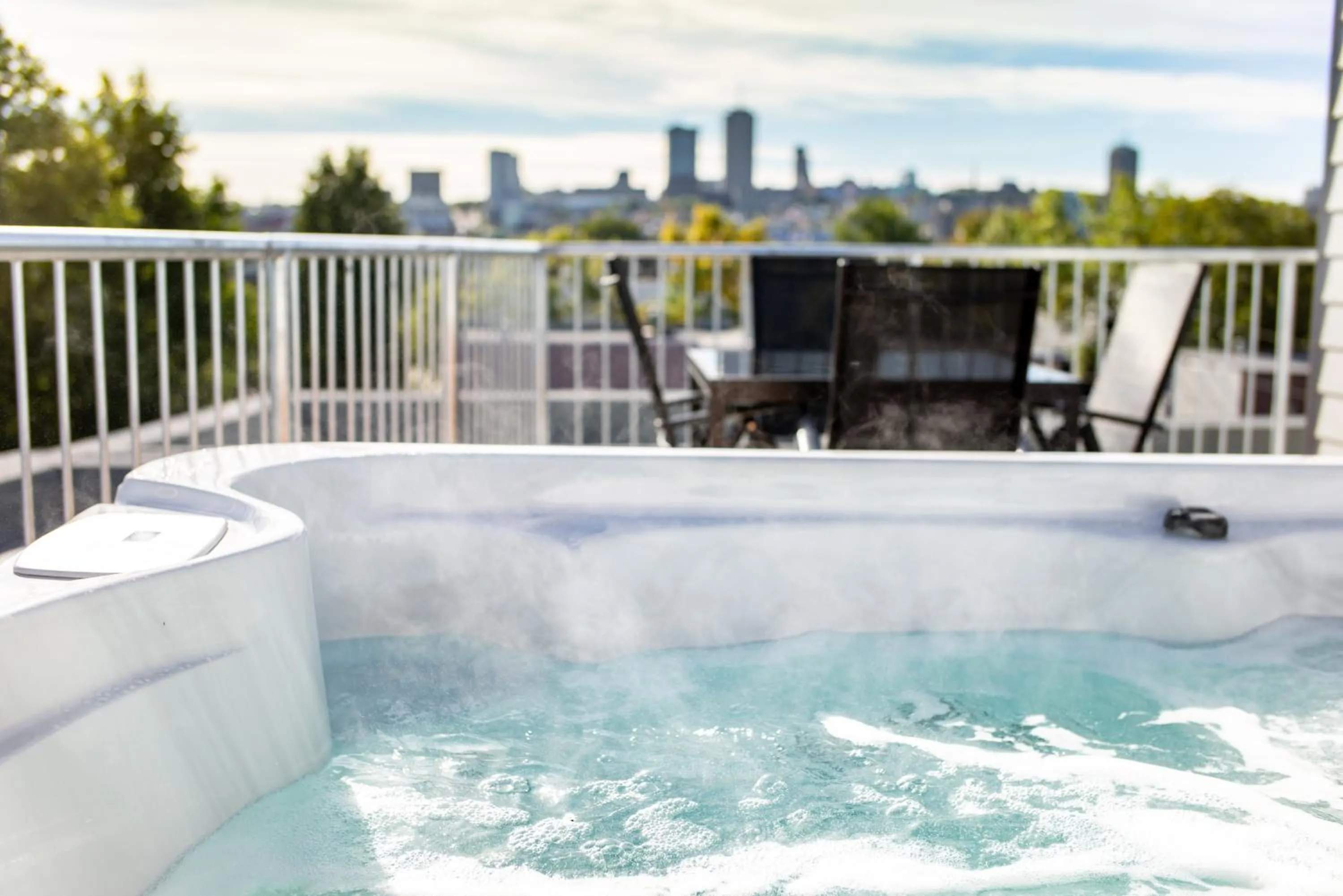 Hot Tub in Aux Havres Urbains - Le Penthouse de la 3ième Avenue