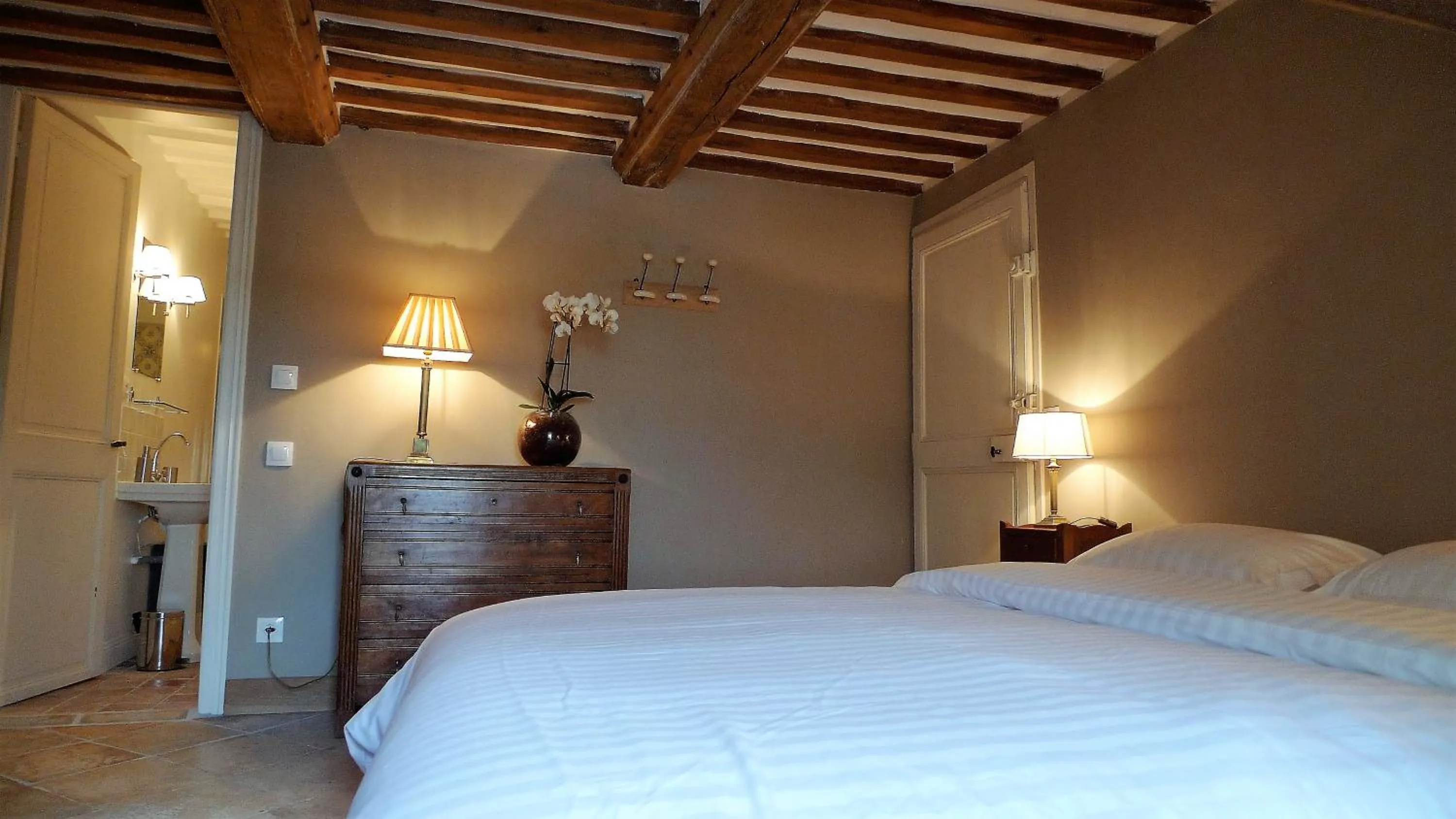 Bed in Les chambres de l'Abbaye