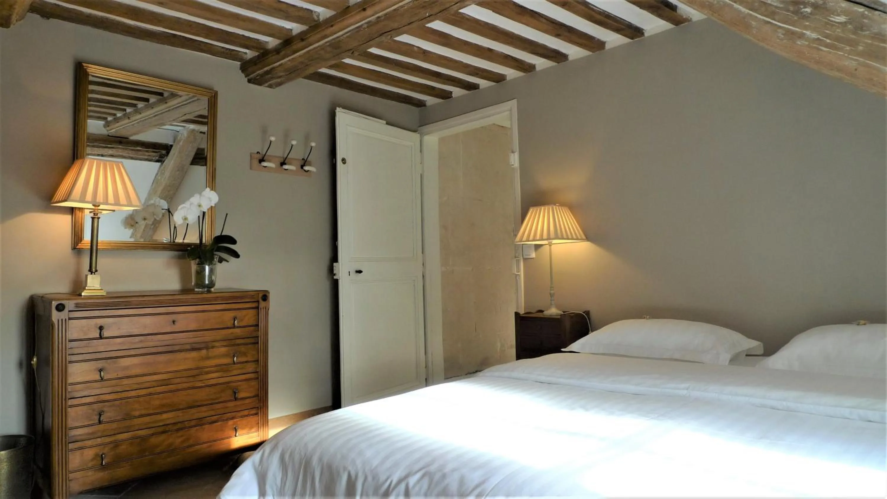 Bed in Les chambres de l'Abbaye