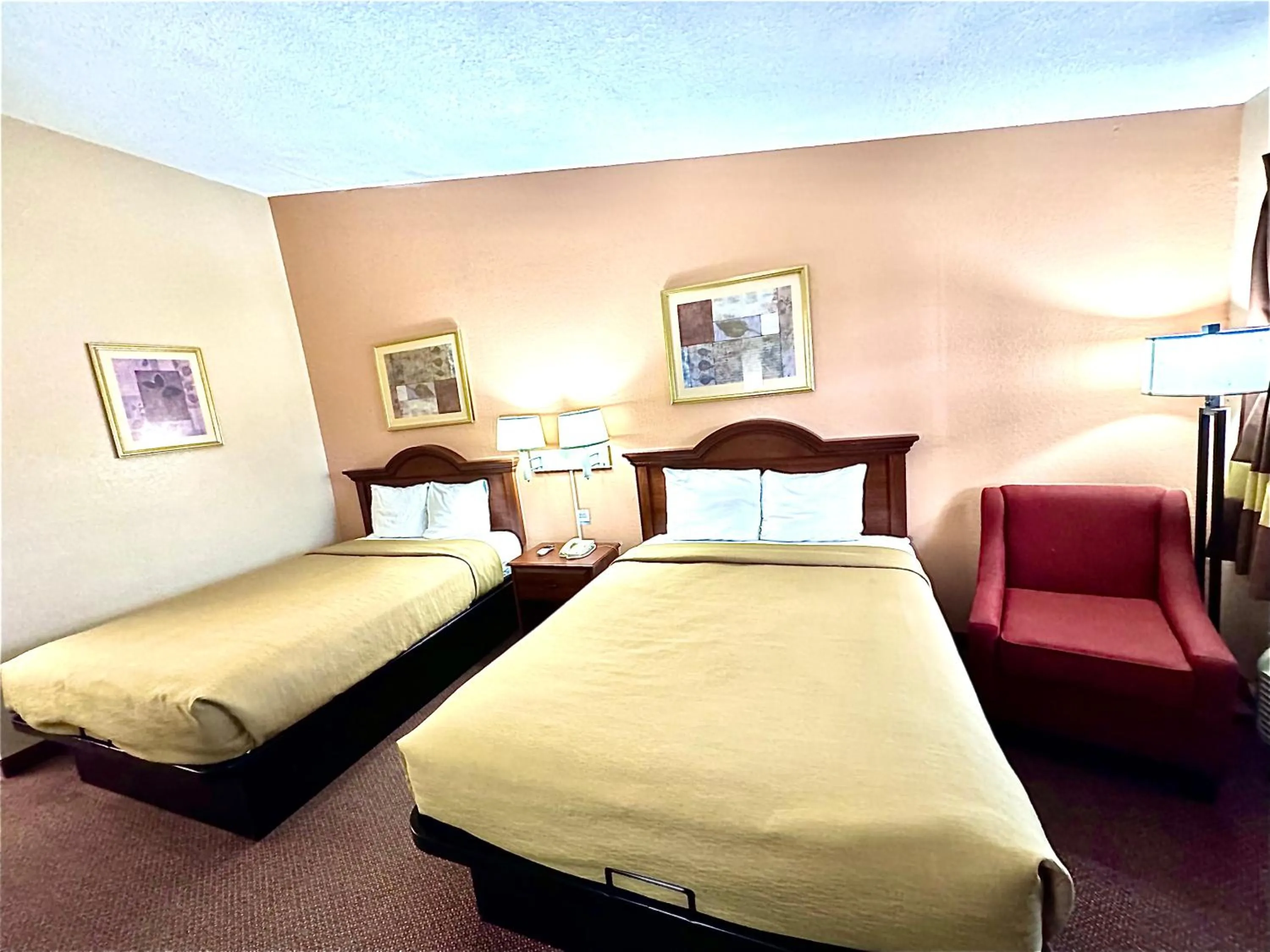 Photo of the whole room, Bed in Owensville Inn