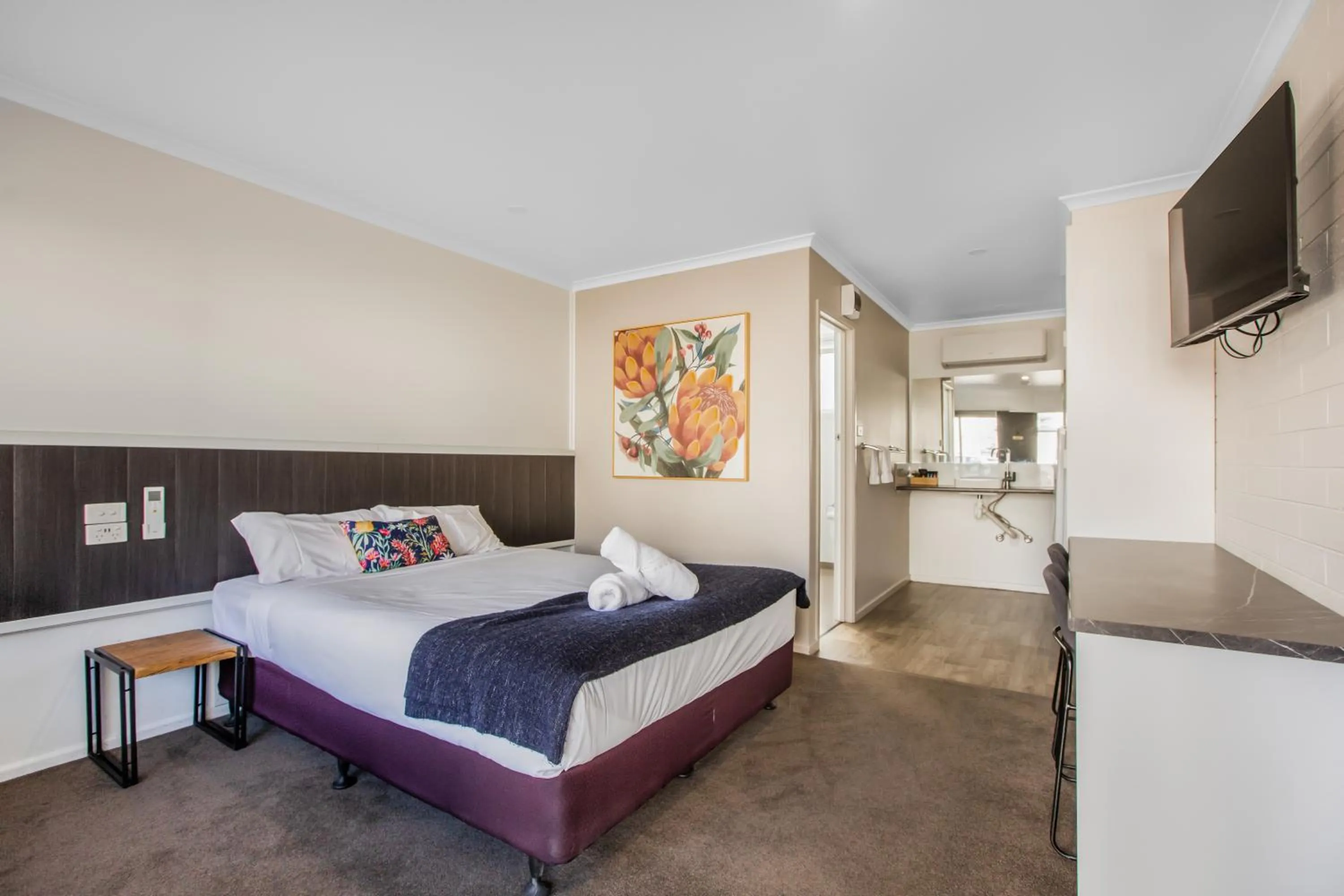 Bedroom, Bed in Finley Country Club Hotel Motel