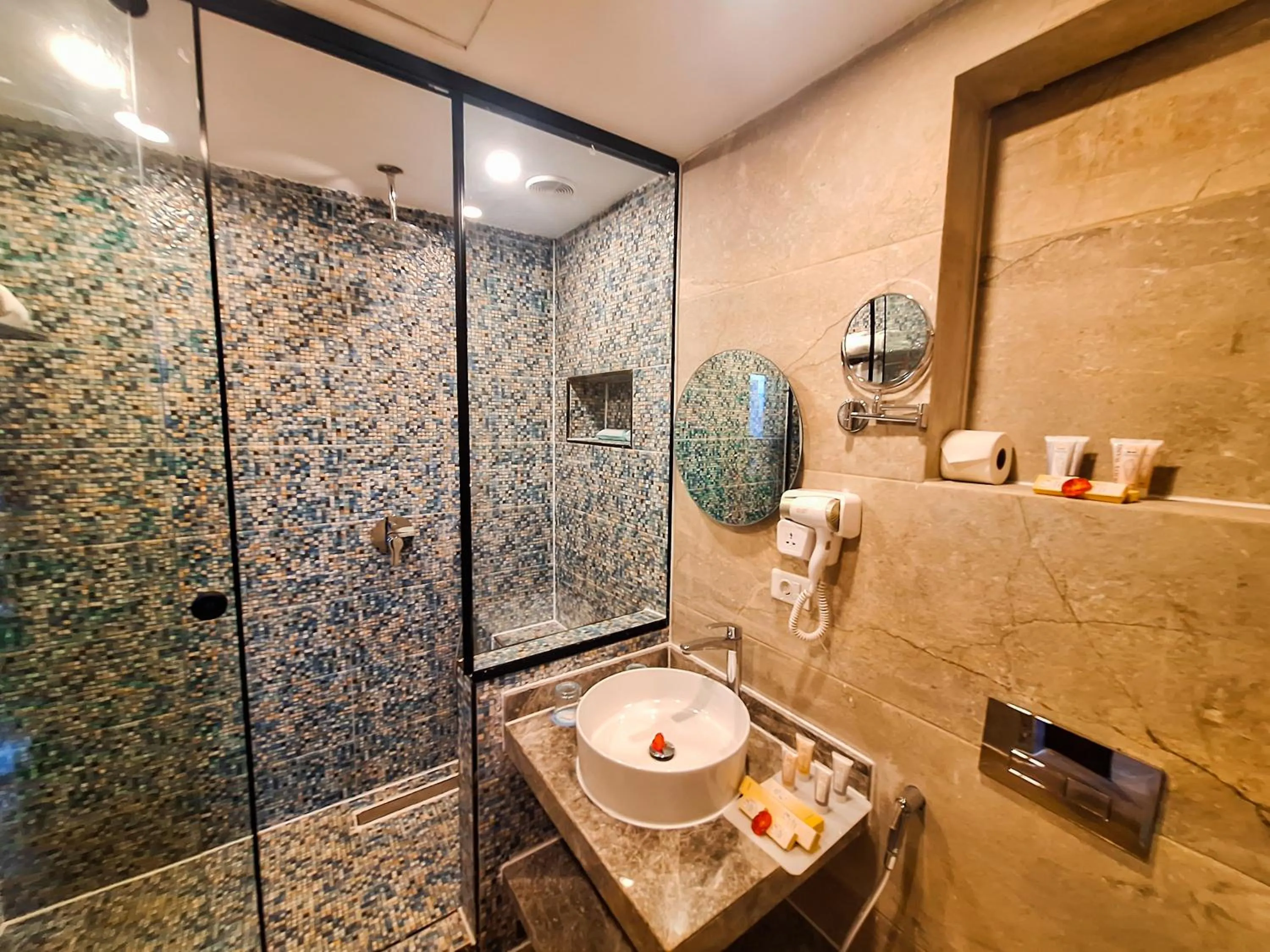 Shower in Bellagio Beach Resort & Spa