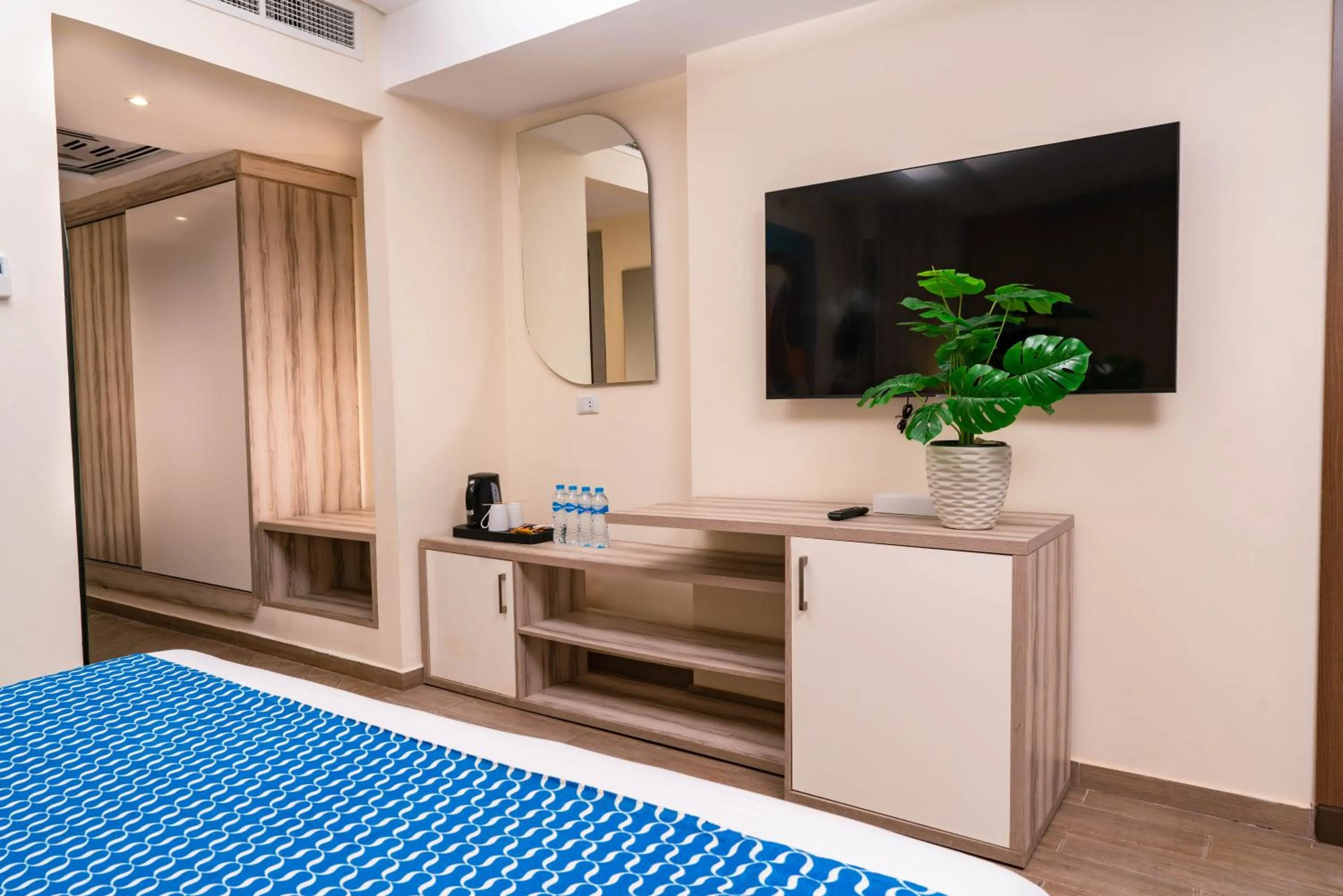 Communal lounge/ TV room, Bed in Bellagio Beach Resort & Spa