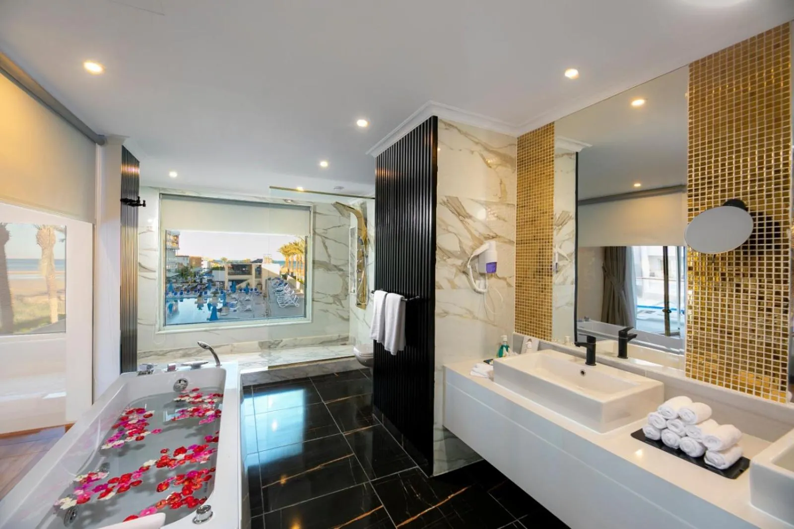 Shower in Bellagio Beach Resort & Spa