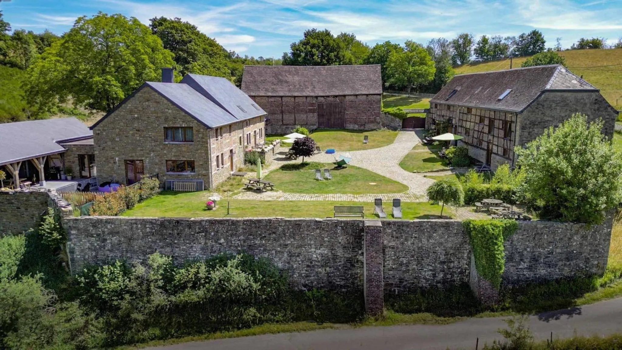 B&B Ferme de Leuze Rustieke Gîtes nabij Durbuy, eigen laadpalen