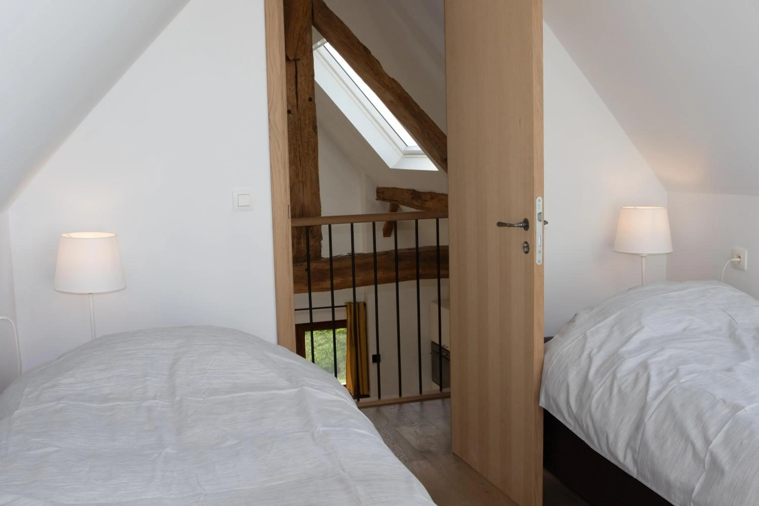 Bed in B&B Ferme de Leuze Rustieke Gîtes nabij Durbuy, eigen laadpalen