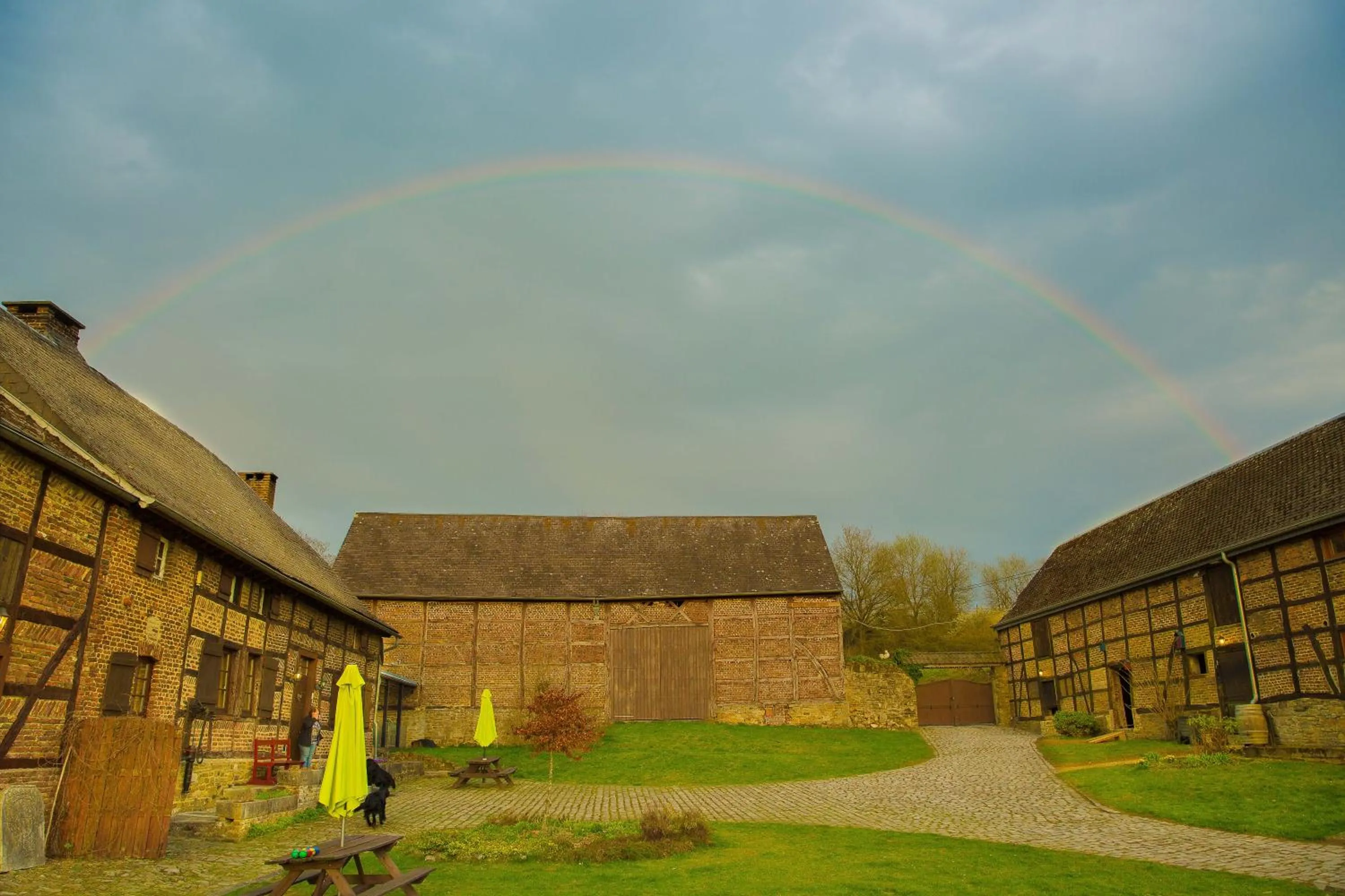Property building in B&B Ferme de Leuze Rustieke Gîtes nabij Durbuy, eigen laadpalen