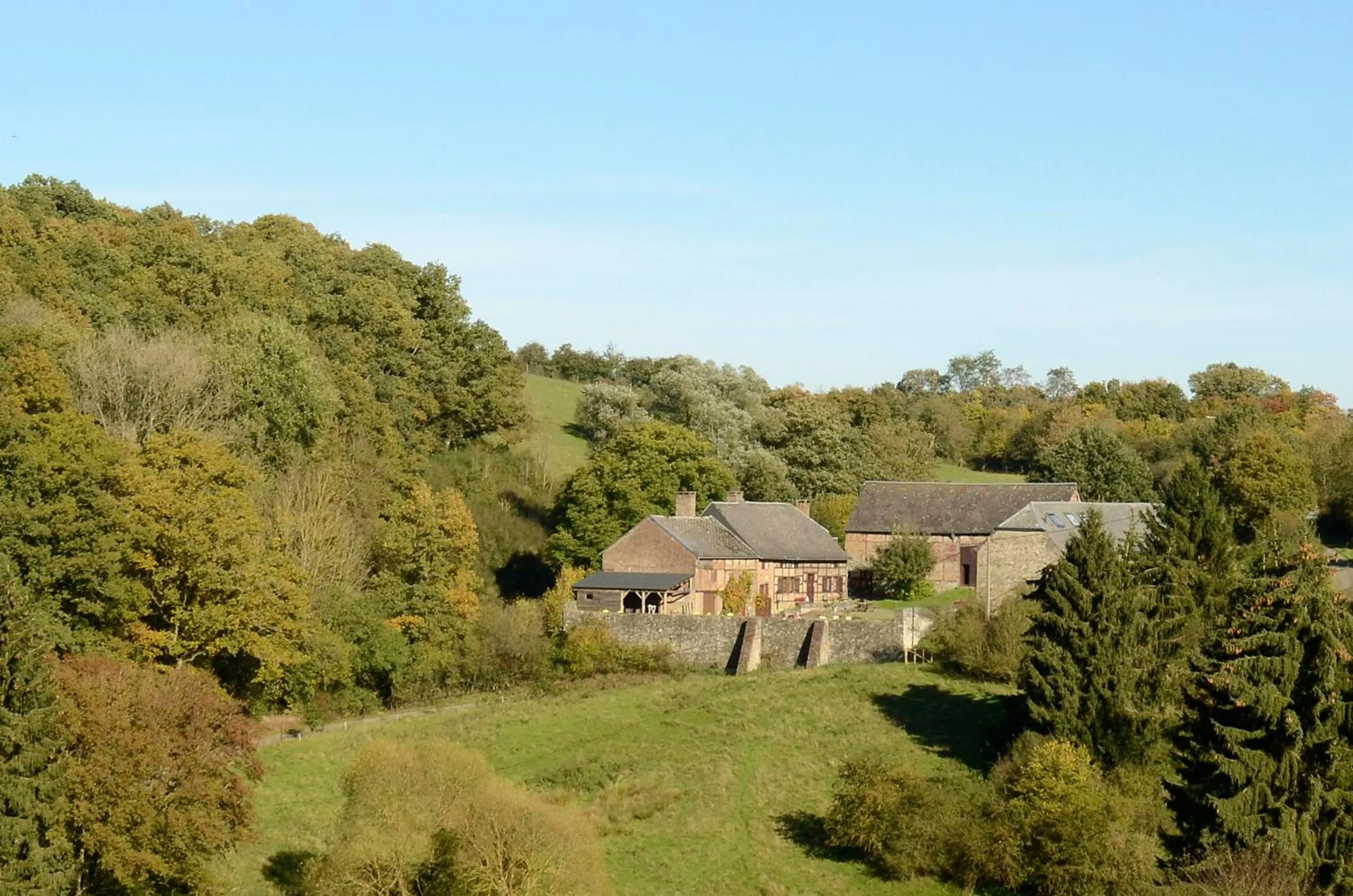 Property building in B&B Ferme de Leuze Rustieke Gîtes nabij Durbuy, eigen laadpalen