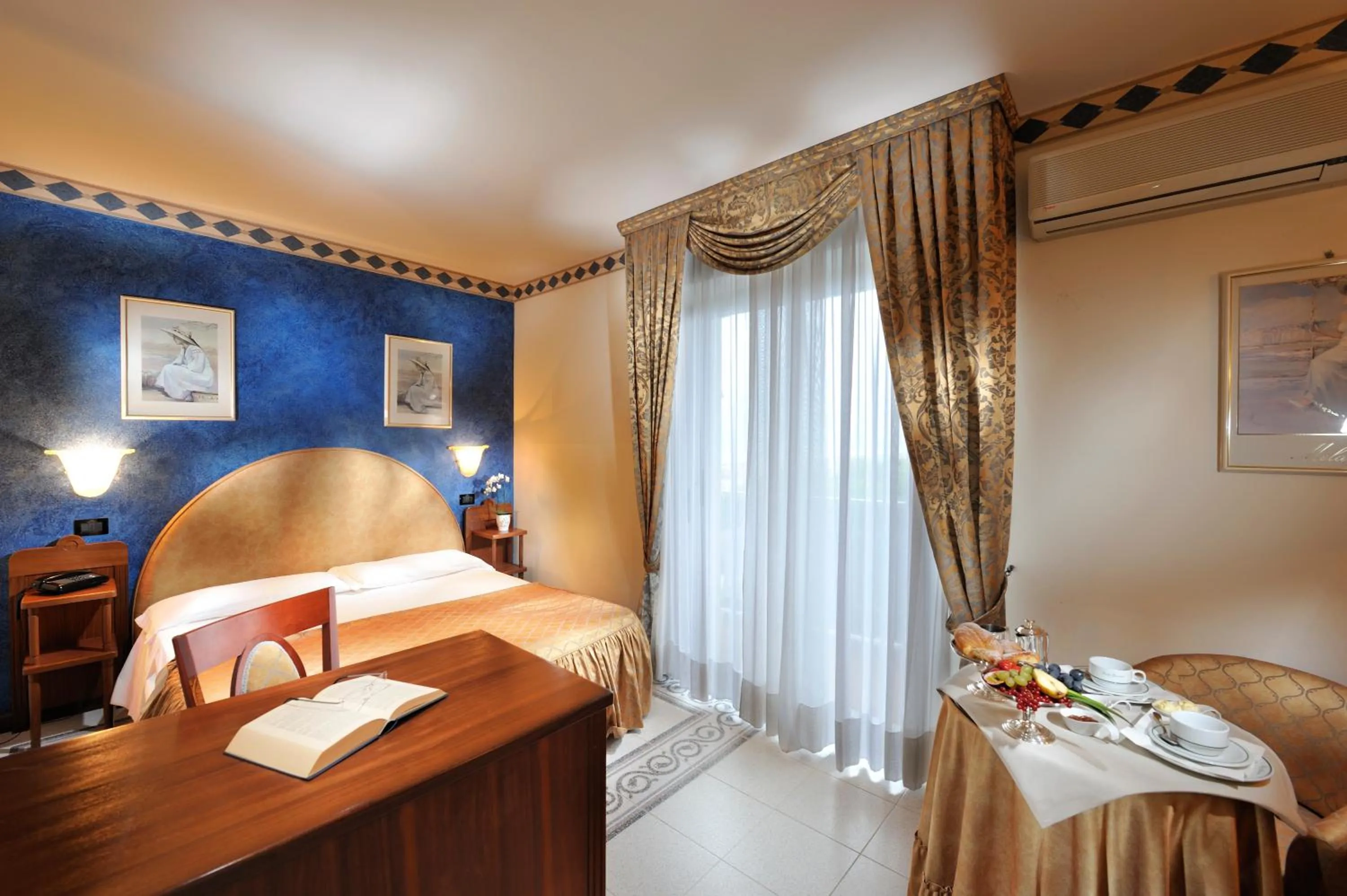 Day, Bed in Hotel Miramare