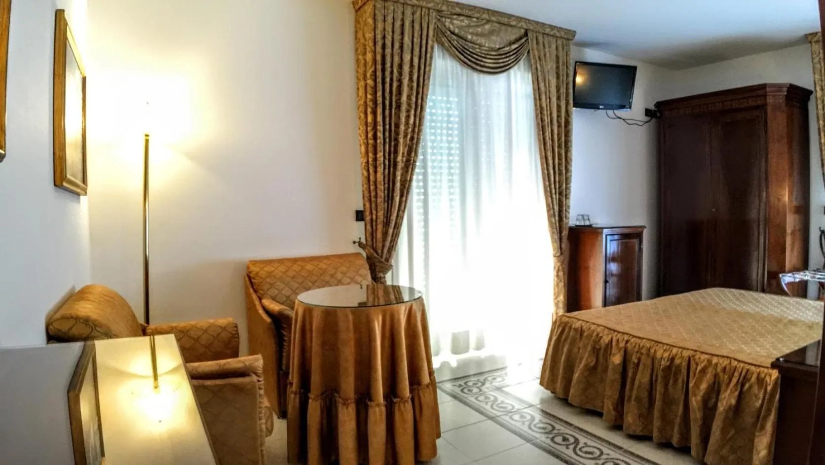 Day, Bed in Hotel Miramare