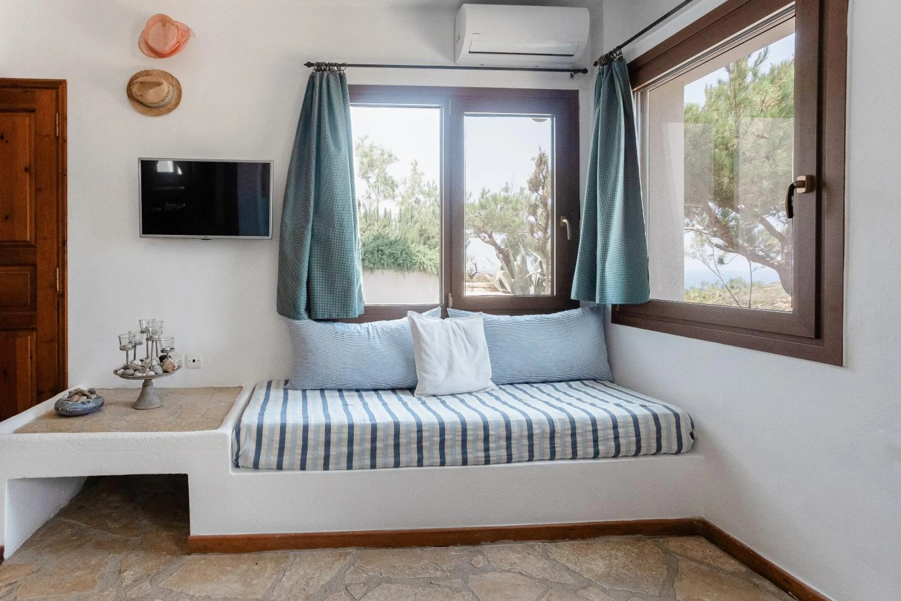 Seating area, Bed in Iliatoras