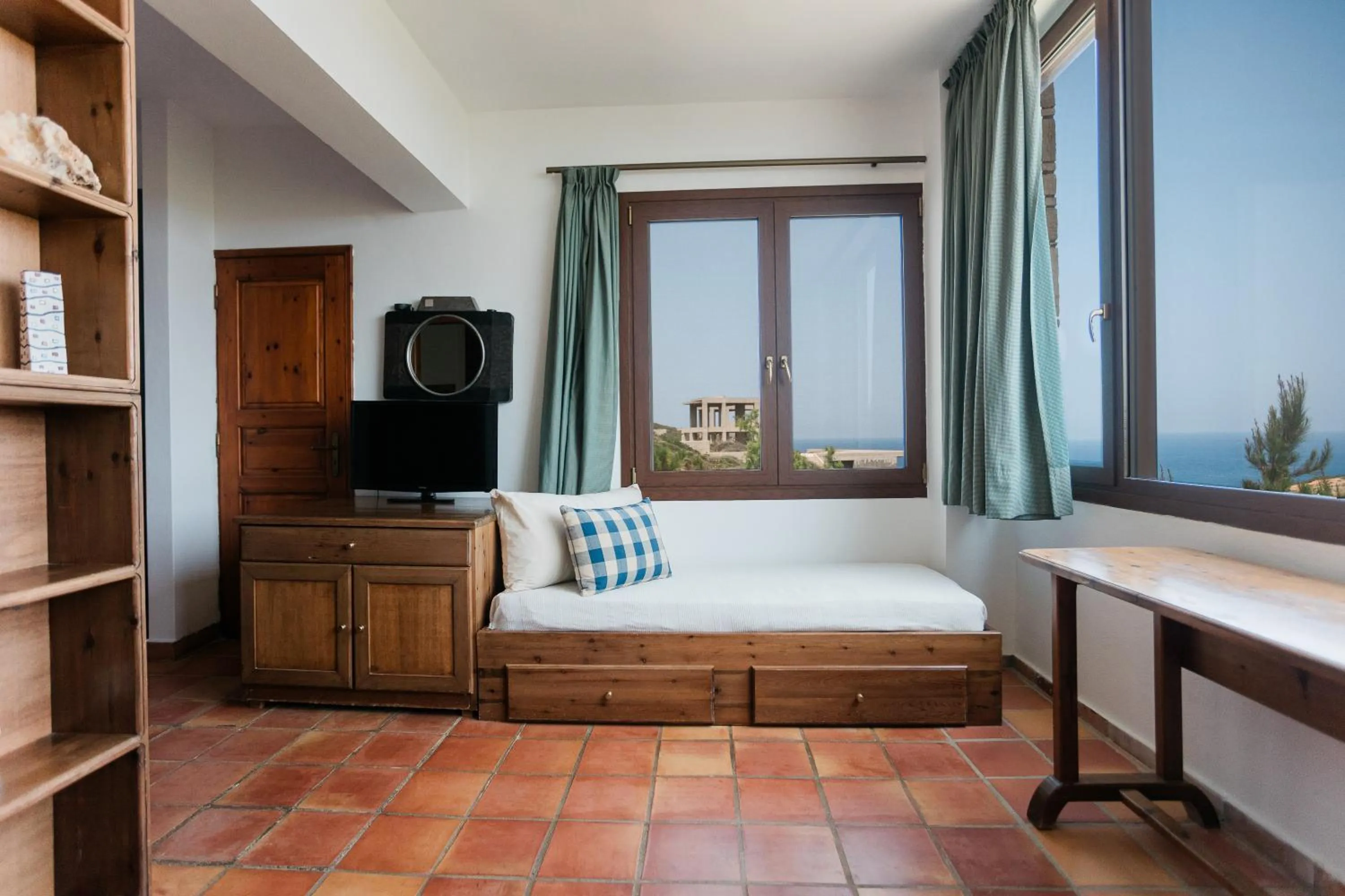 Seating area, Bed in Iliatoras