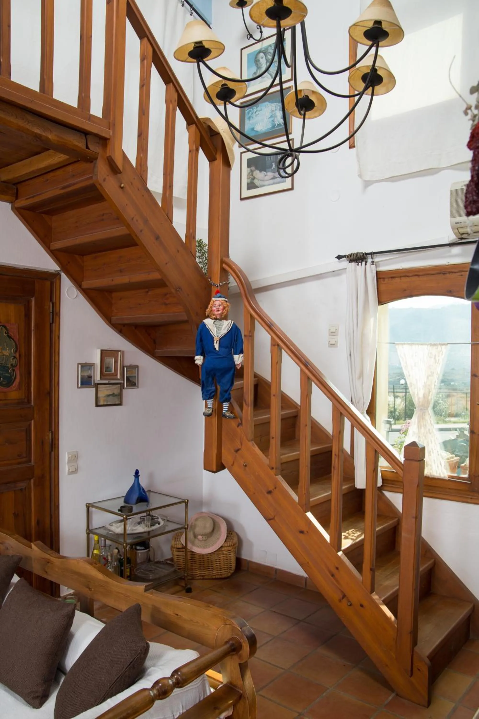 Photo of the whole room in Iliatoras