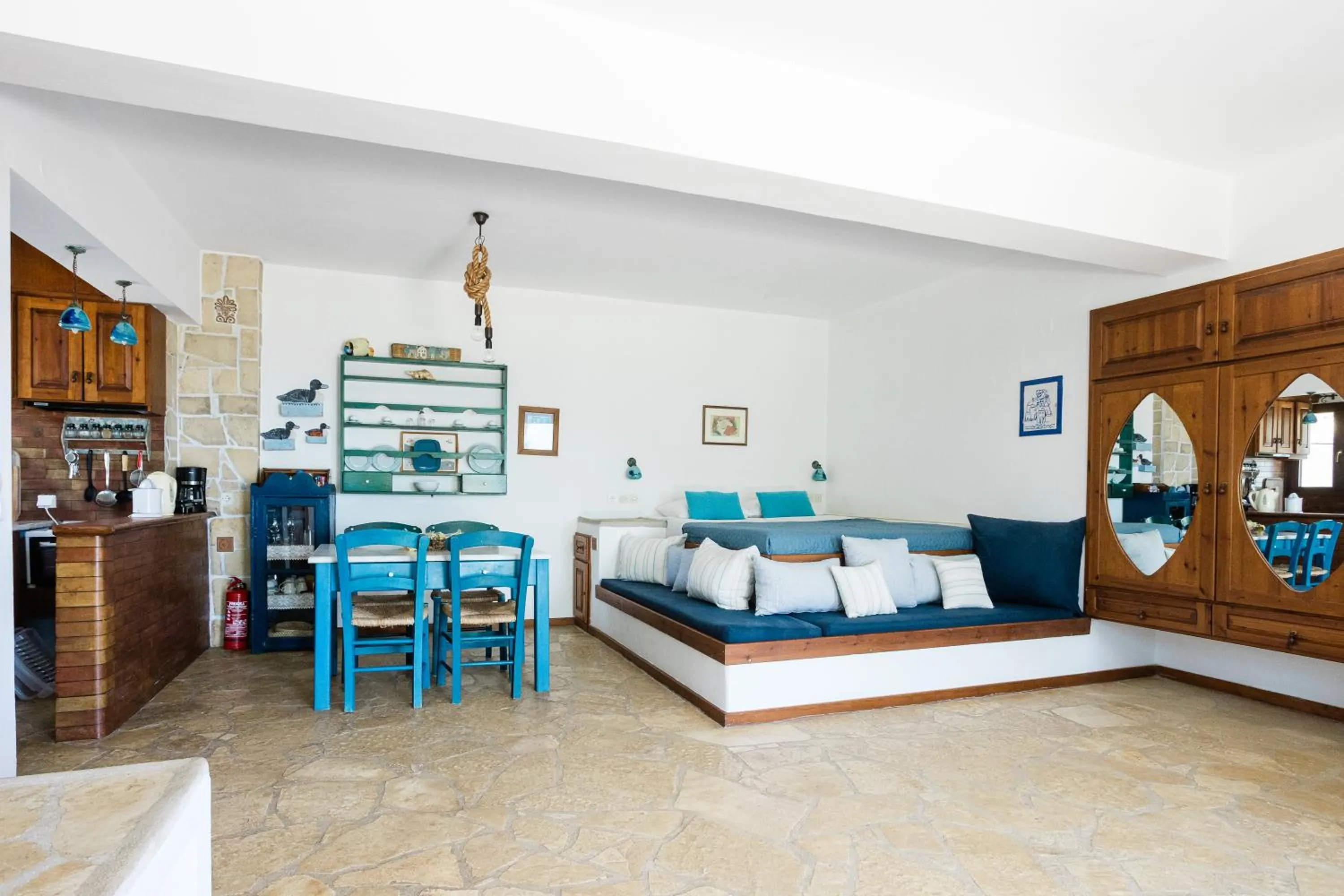 Photo of the whole room in Iliatoras