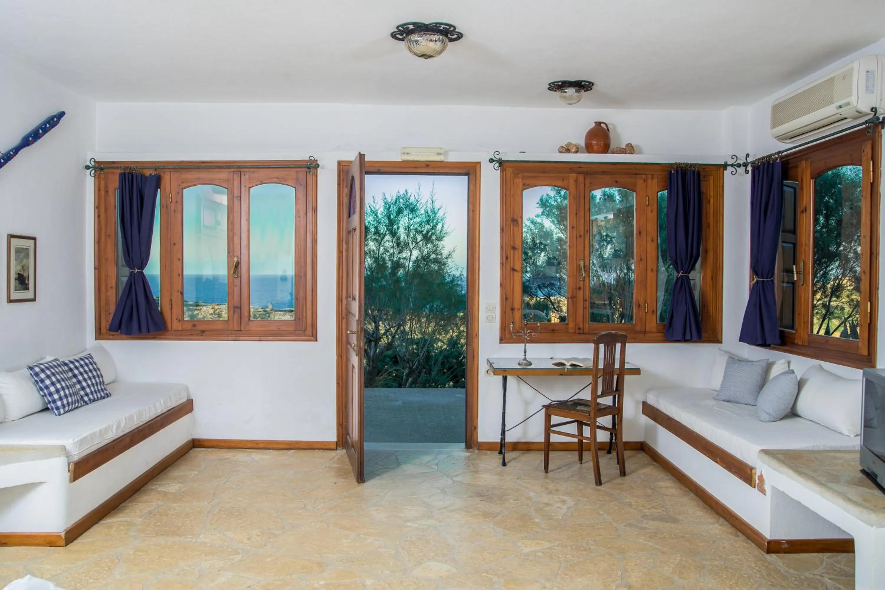 Photo of the whole room in Iliatoras