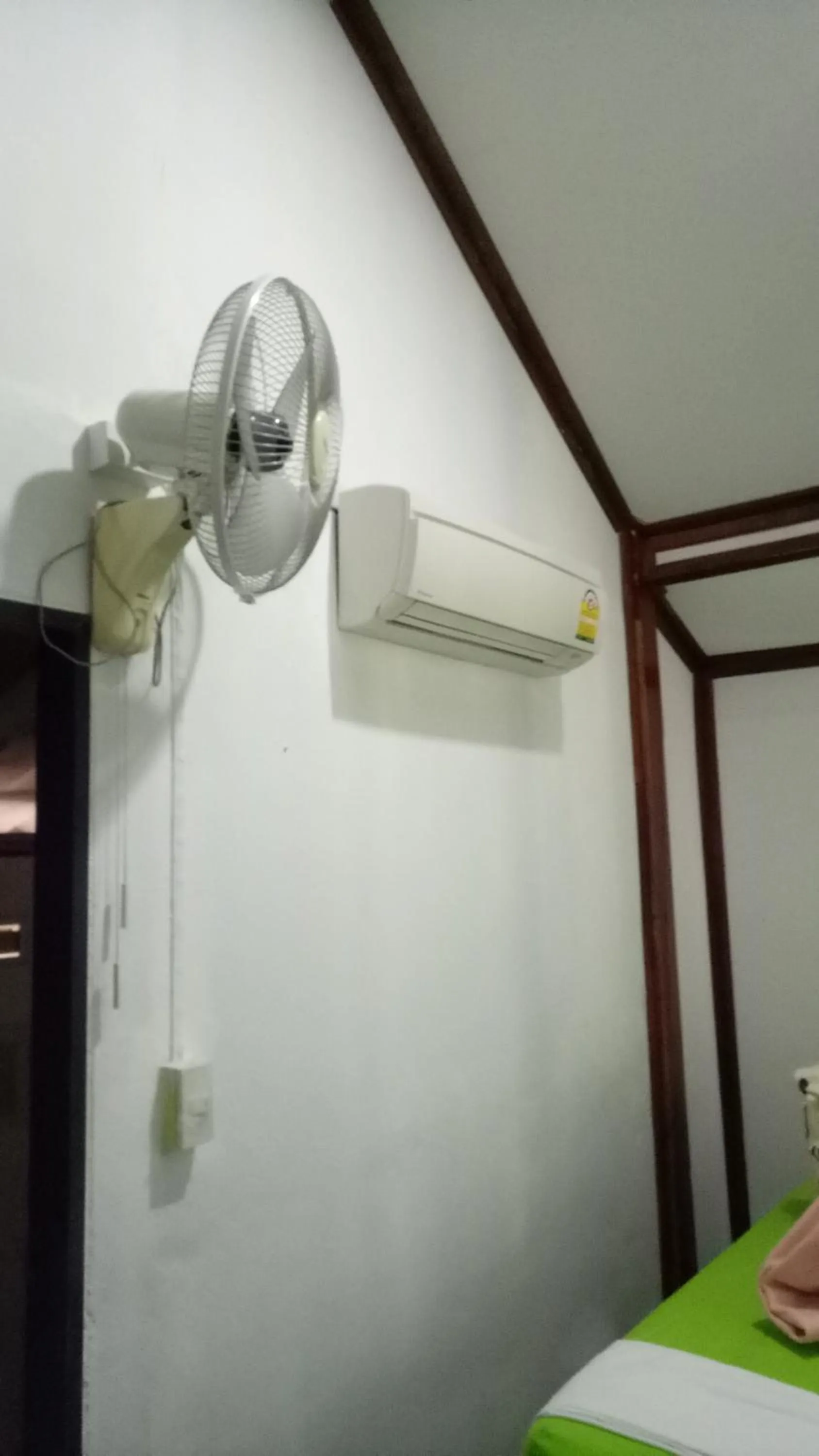 Photo of the whole room, Bed in Comon Bungalow HaadChaoPhao