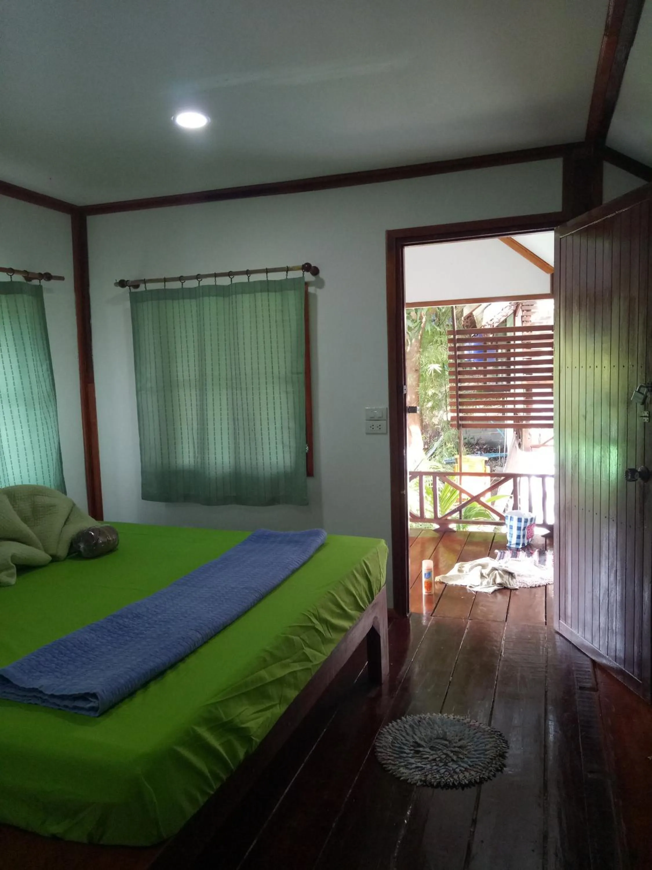 Photo of the whole room, Bed in Comon Bungalow HaadChaoPhao