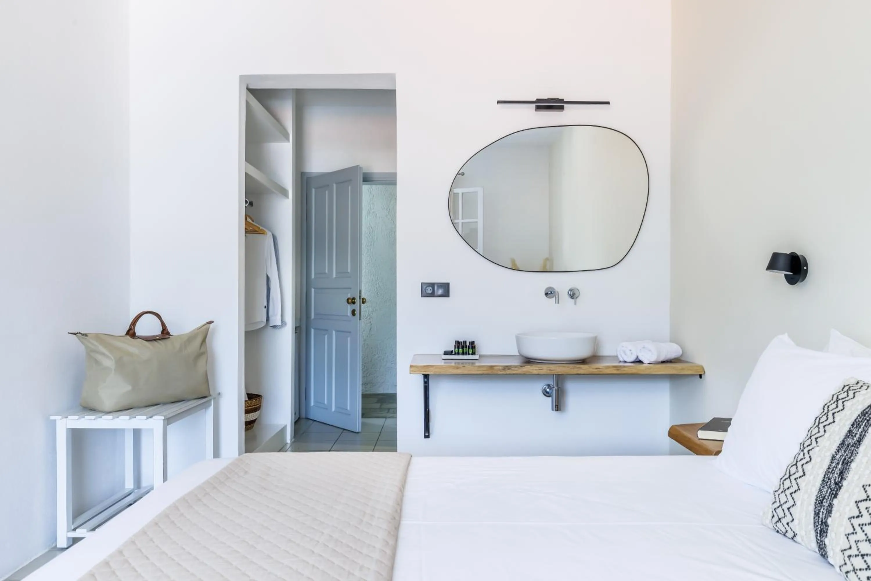 Photo of the whole room, Bed in Aperitton Hotel