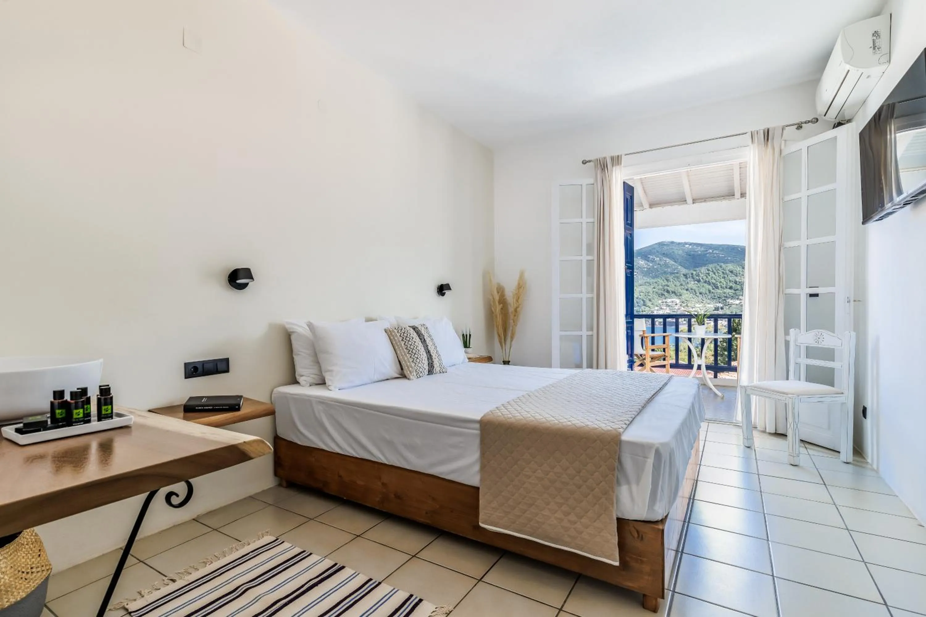 Photo of the whole room, Bed in Aperitton Hotel