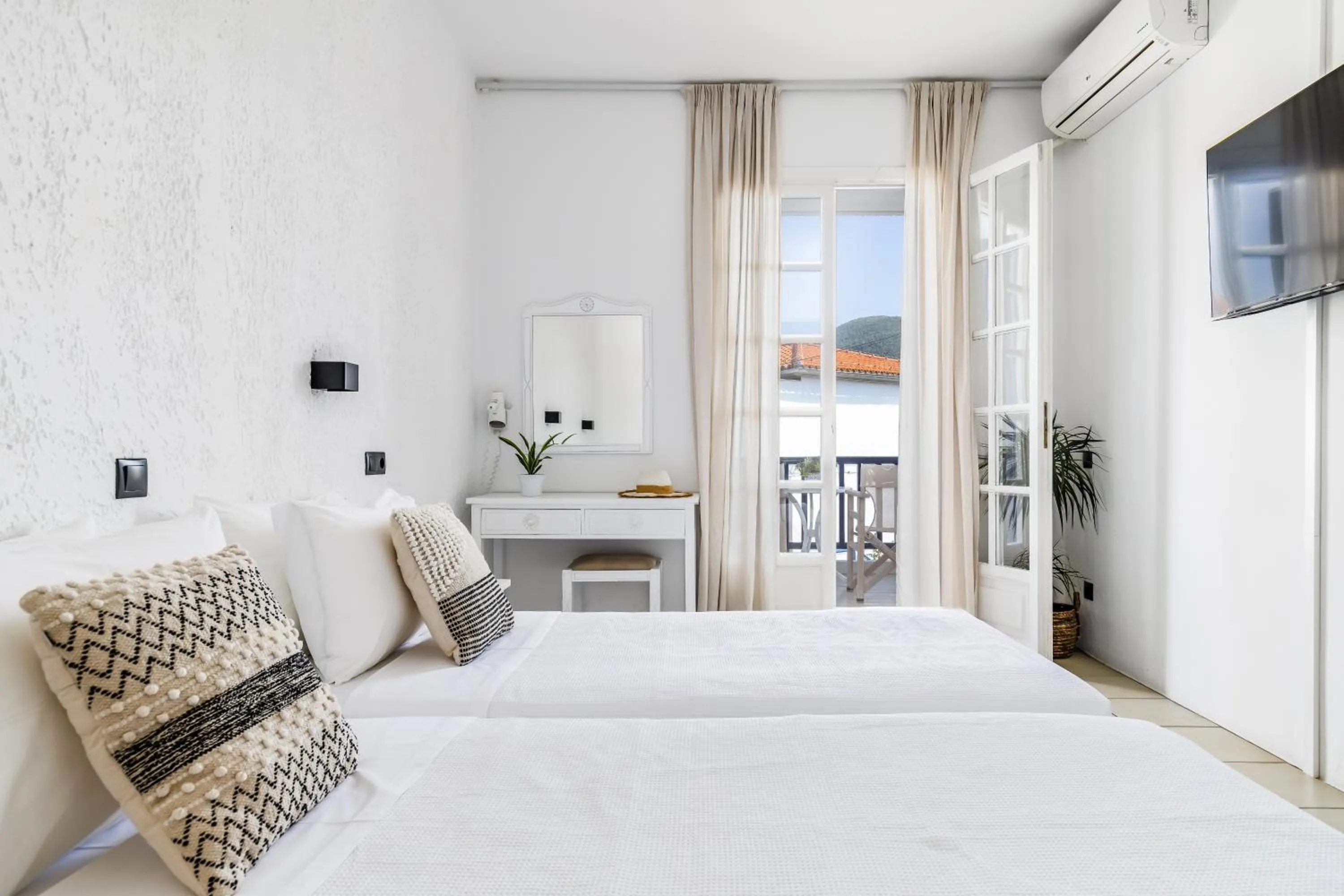 Photo of the whole room, Bed in Aperitton Hotel