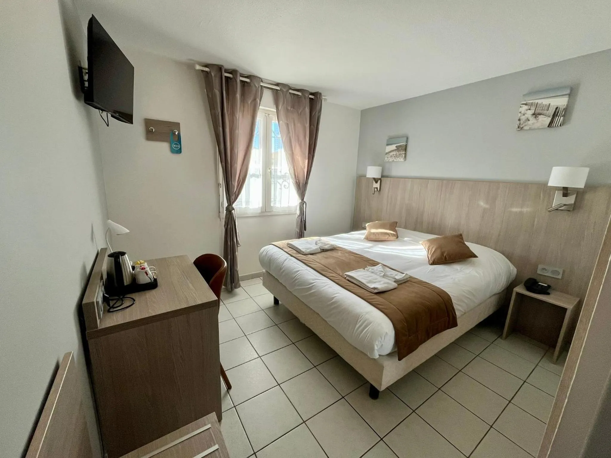 Bed in Hôtel Les Arcades