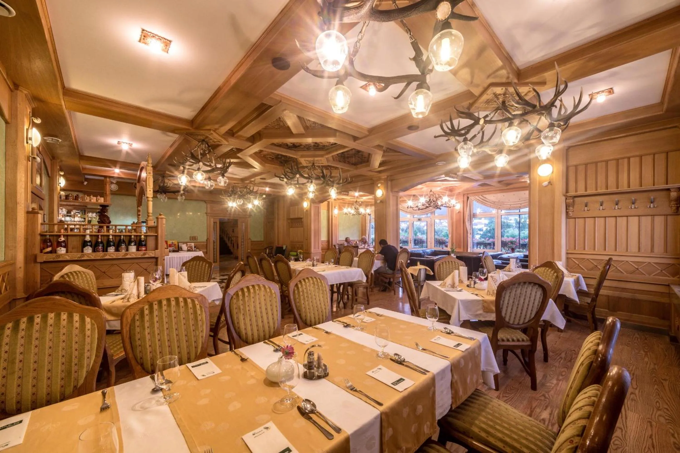 Restaurant/places to eat in Hotel Diana